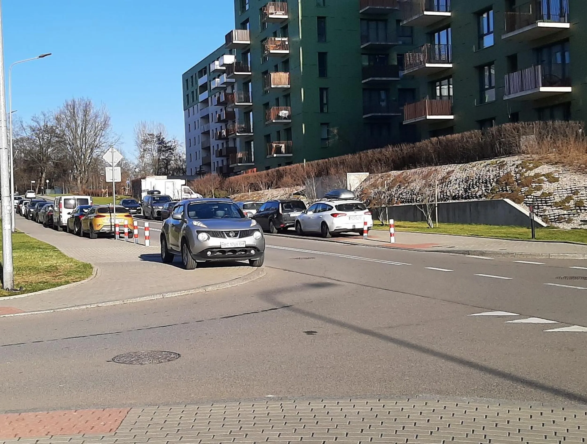 Parkowanie na skrzyżowaniu, utrudnianie włączania się do ruchu, zasłanianie widoku.