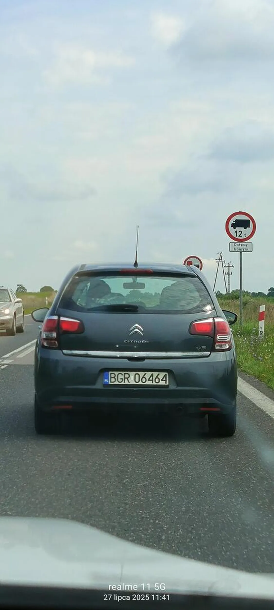 Super kierowca który wleczy się na drodze 90 na godzinę wlecze się 70km/h. Prawo jazdy chyba w Cheetosach wygrzebane scyzorykiem.
