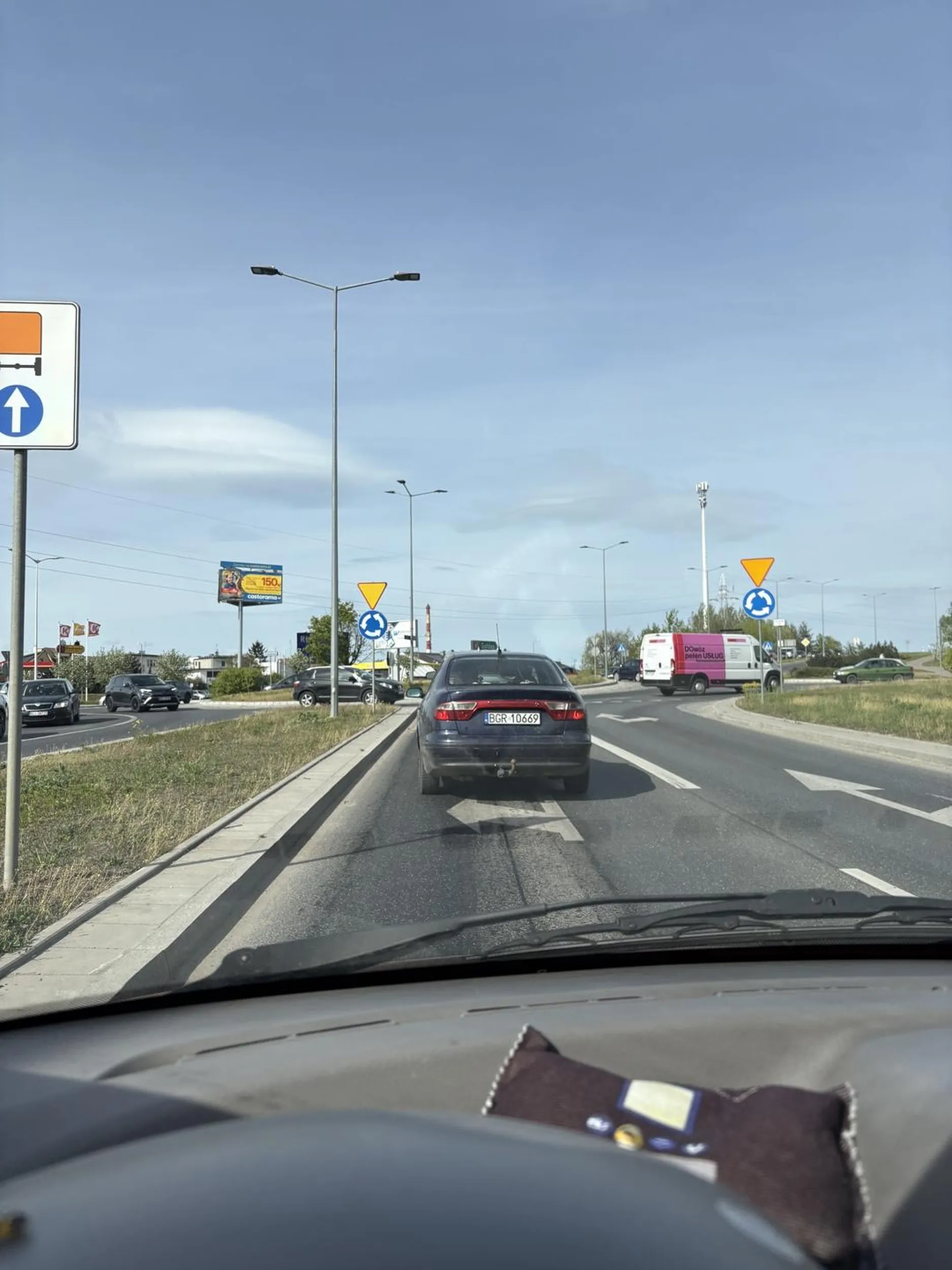 Typ przyspiesza i hamuje. Co najlepsze, robi to z małym dzieckiem na przodzie. Nie pozdrawiam