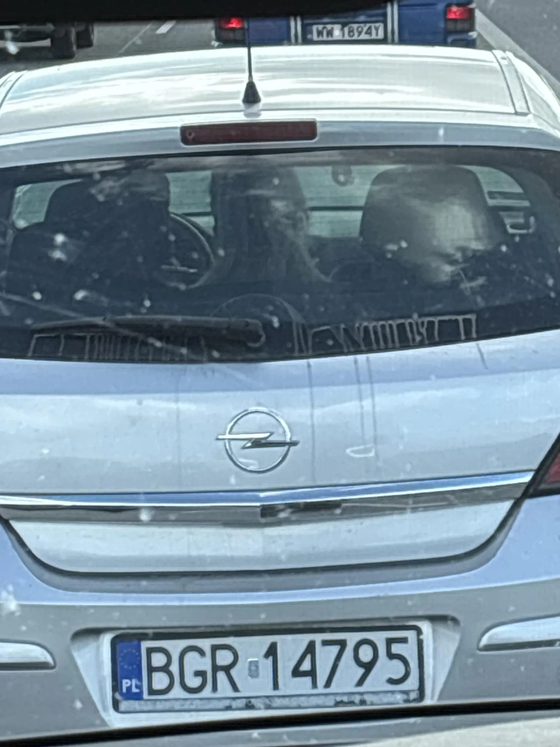 Nie jedzie płynnie w korku tylko stoi i zostawia przed sobą miejsce, dopiero po jakimś czasie rusza, mega irytujący typ. Jeszcze co chwilę jakaś pusta blondi się odwraca i wyglądają jakby ich to bawiło…