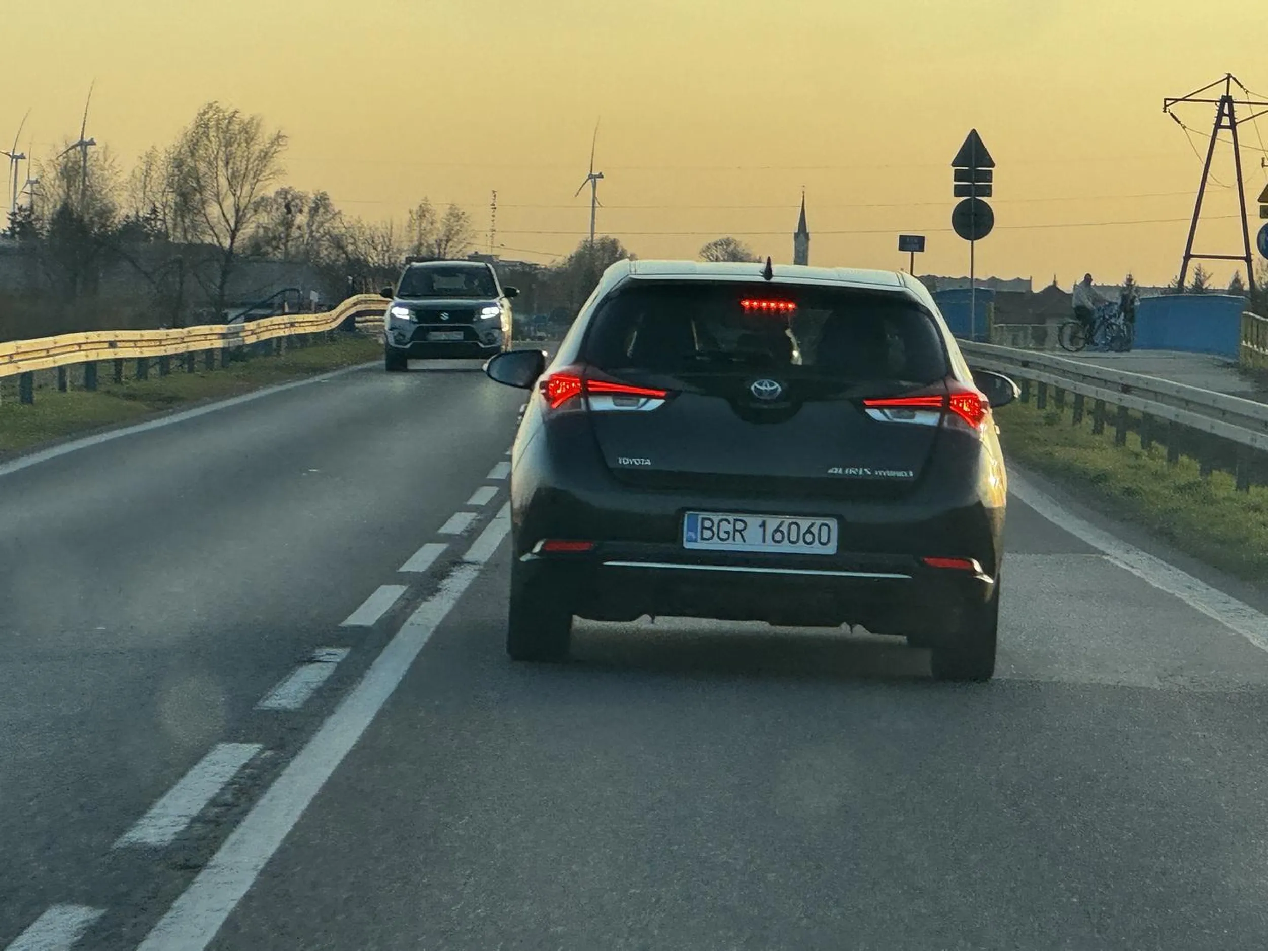 Koles zamula na drodze a jak chcesz wyprzedzic to przyspiesza albo załącza kierunek ze niby skręca. Chciałeś zaimponować swojej dziewczynie to brawo ?, tylko powiedz tez jej ze kilkukrotnie naraziłeś bezpieczeństwo pięciu osób w tym trojki dzieci. Powodzenia takiego podejścia na drodze, może kiedyś karma wróci