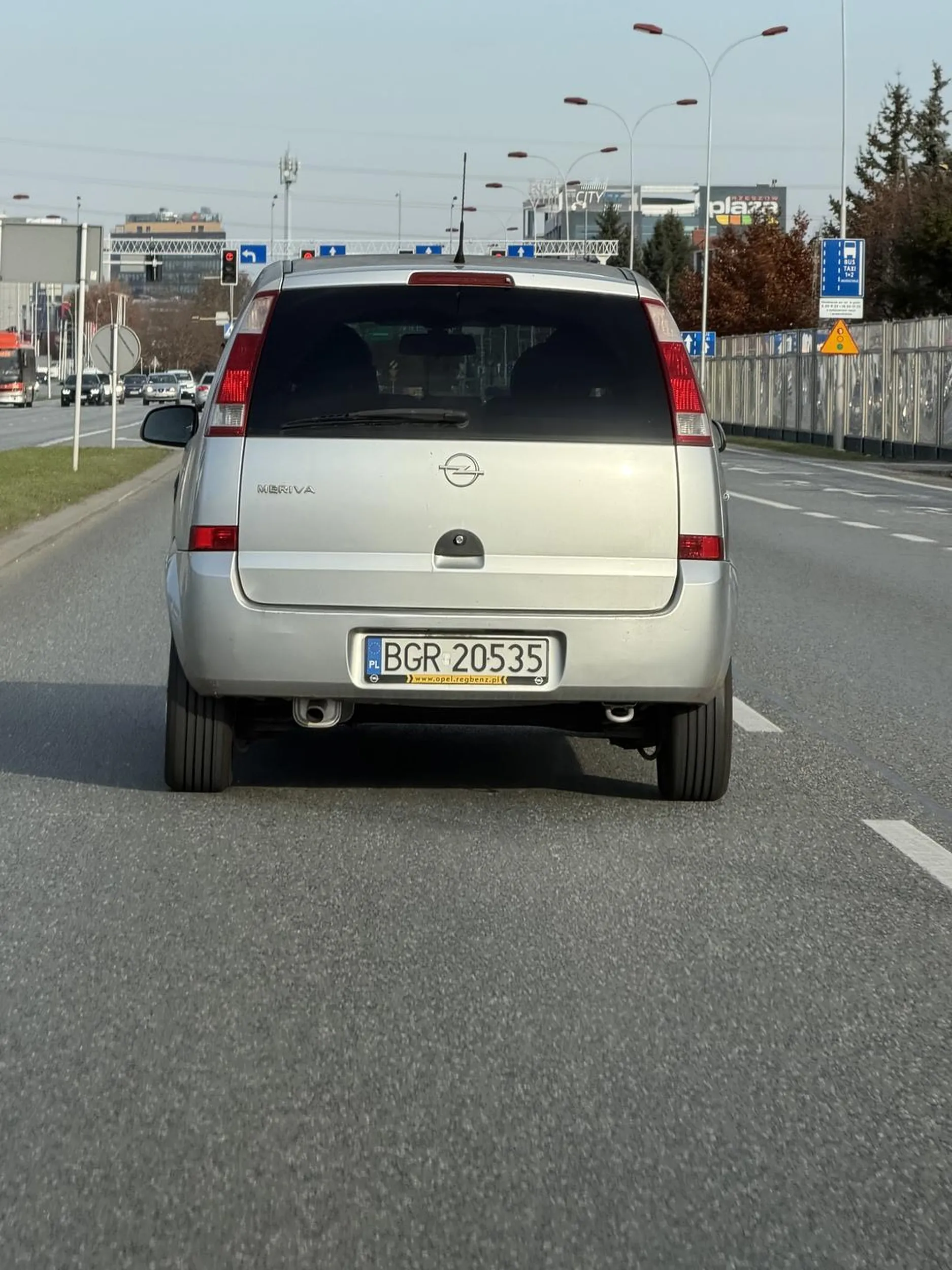 Ciota która wyprzedza i wpycha się prawym pasem, masz szczęście że miałeś zielone bo byś stracił wszystkie zęby