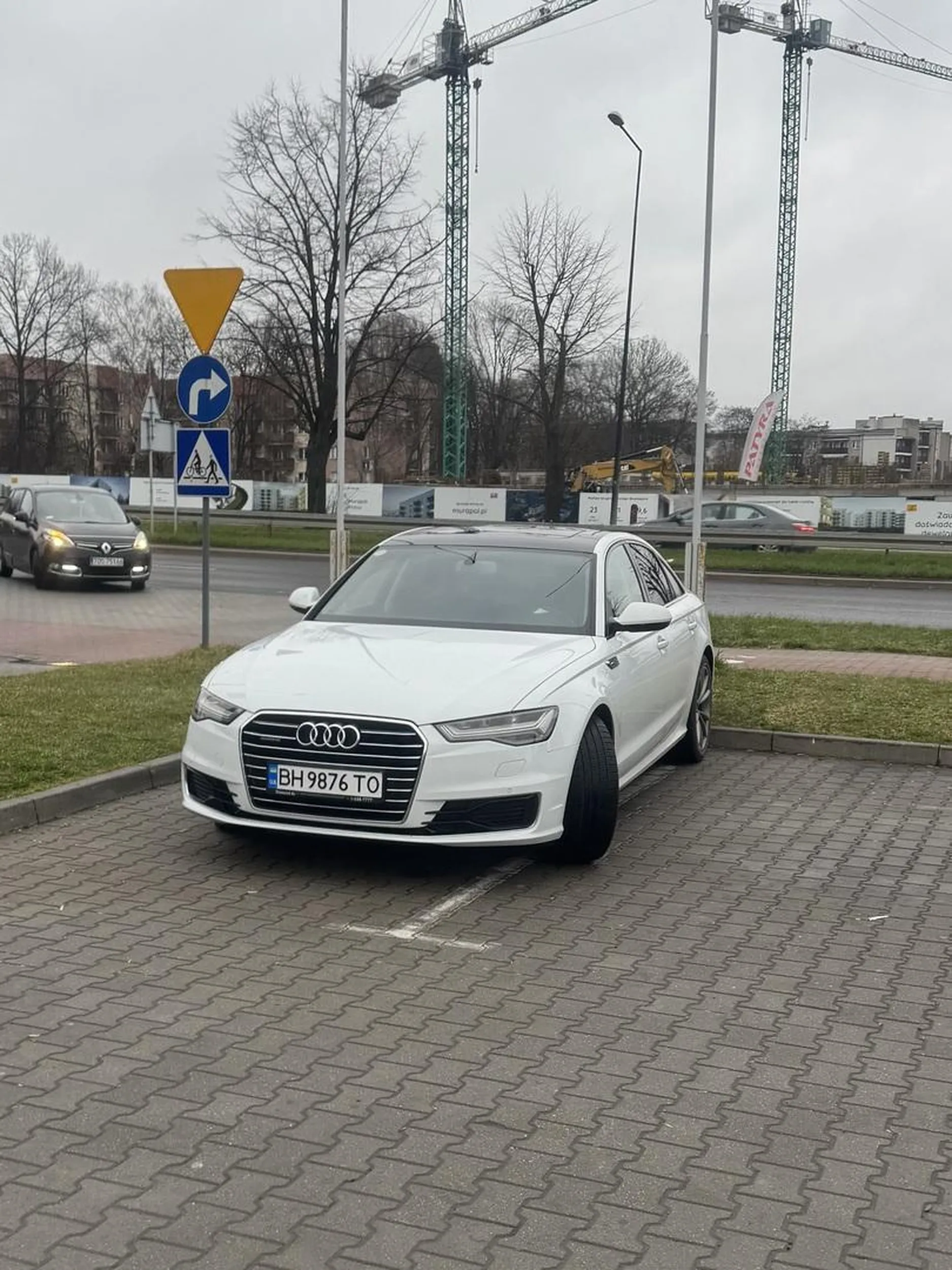 Parkowanie to nie jest mocna strona tego pana.