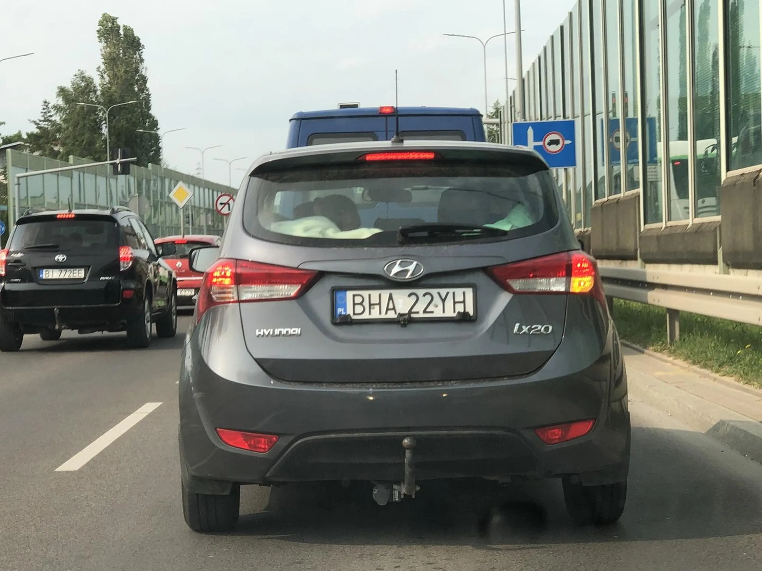 Brudas wyrzuca śmieci przez okno. Może pierwszy raz w większym mieście i nie wie ze tak się nie robi