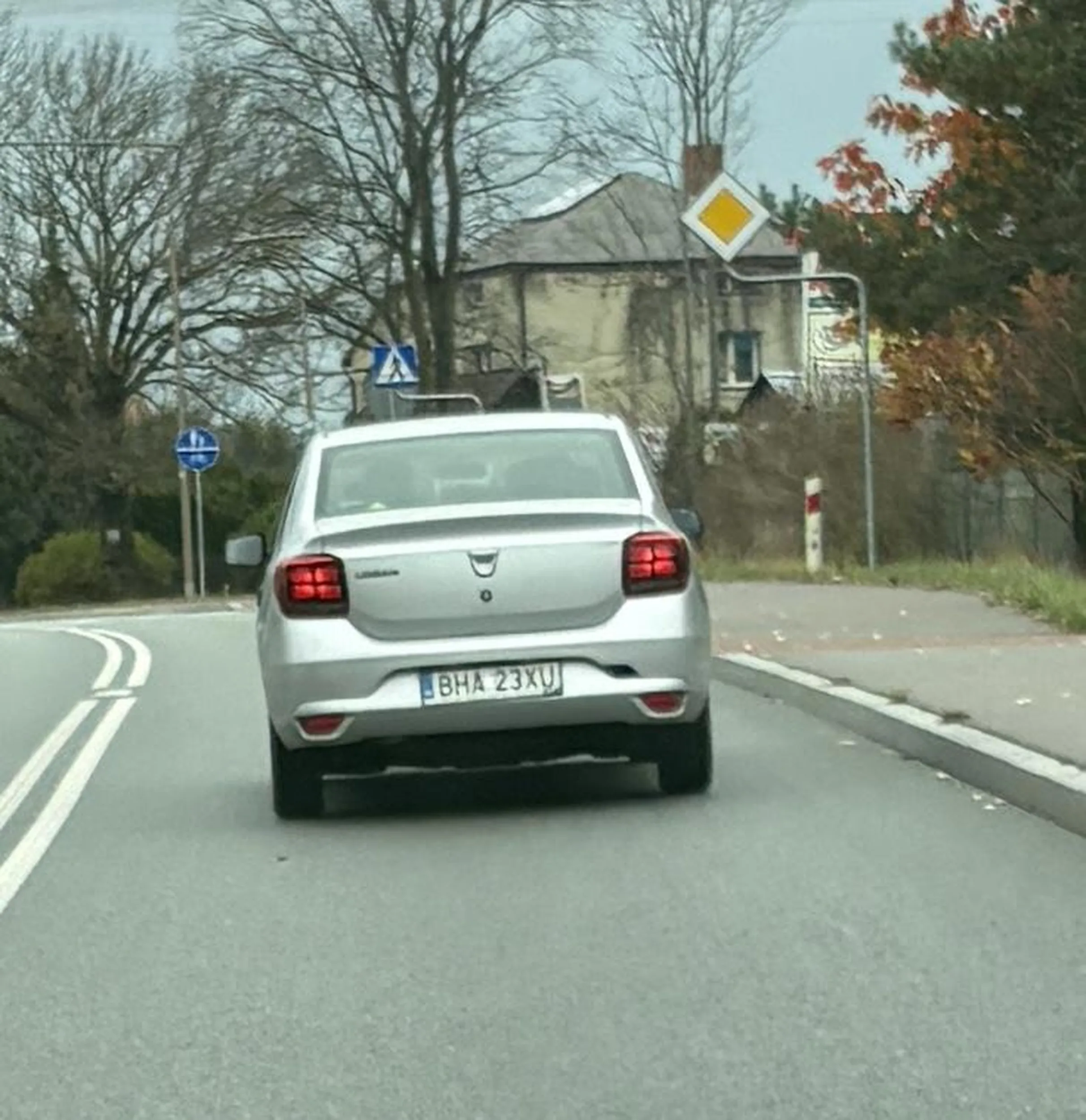 Kierowca stwarza totalne zagrożenie na drodze, tam gdzie jest dopuszczalna 90 km/h jedzie 70, przy próbie wyprzedzenia go przyspiesza do 120. Przy skręcie prawie się zatrzymuje nie wiedząc dlaczego..
