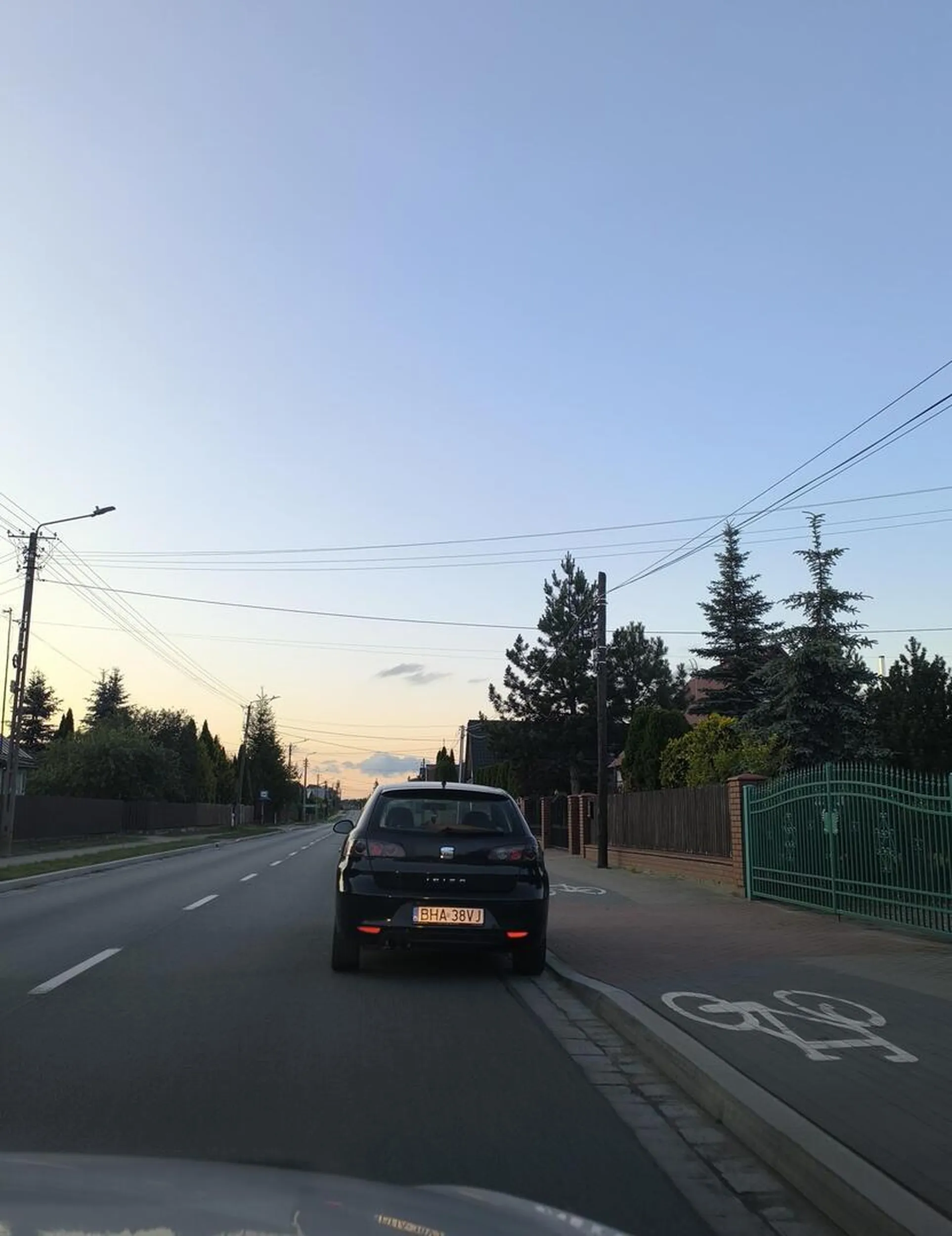 nie pozdrawiam kierowcy który zaparkował zajmując prawie cały pas ruchu wczoraj w dubinach.