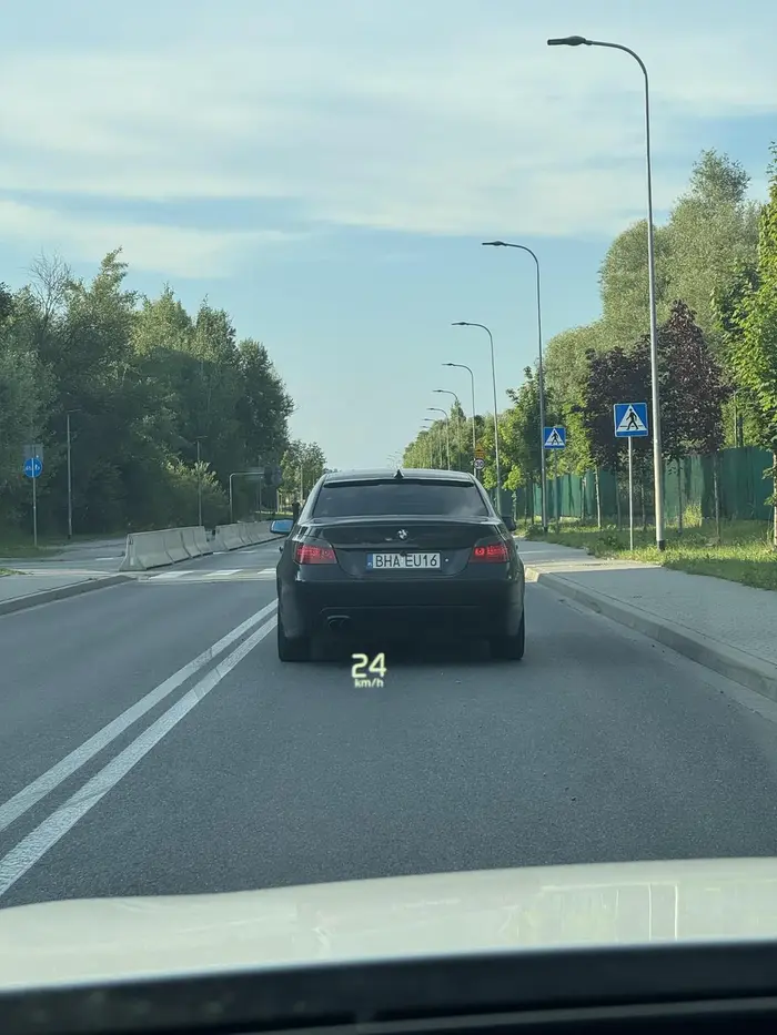 Wymusza pierwszeństwo.