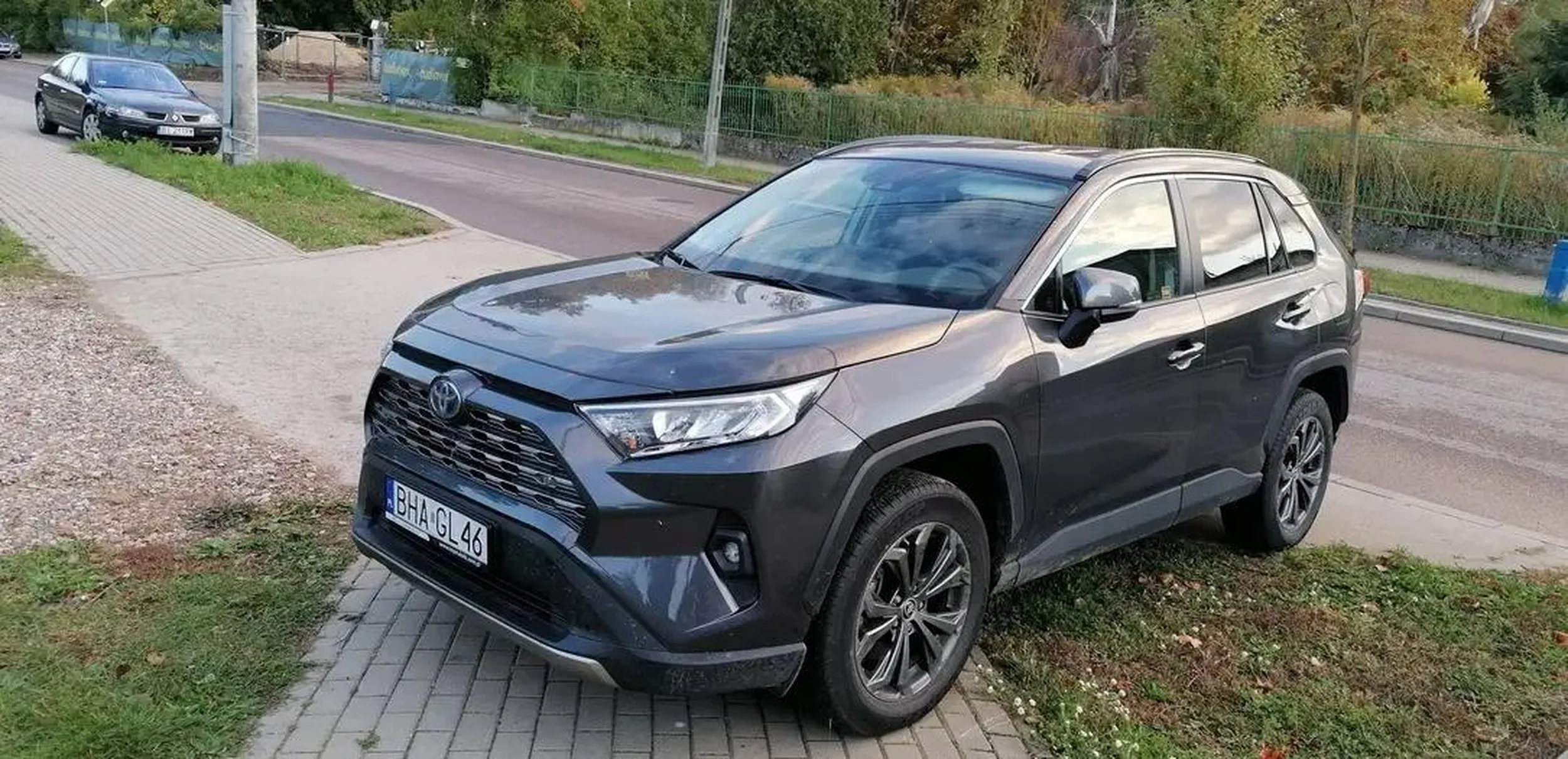 Kierowca pojazdu BHA GL46 z powiatu hajnowskiego (województwo podlaskie) niszczy trawniki i chodniki w Białymstoku. Stanowi zagrożenie dla ludzi.