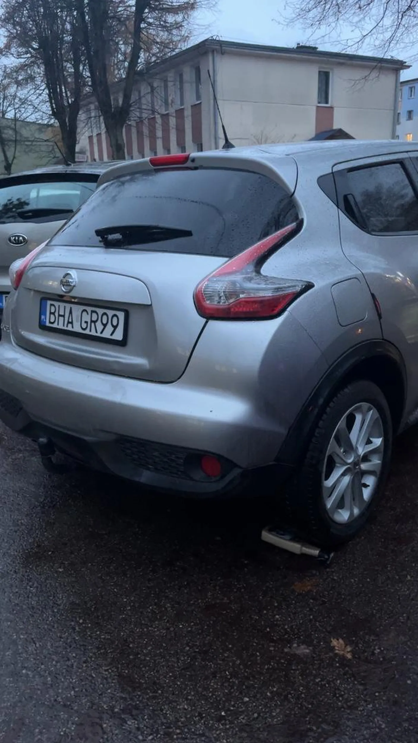 Gdyby nie ja twój wóz dalej by stał na wskroś drogi, zaciągaj ręczny.