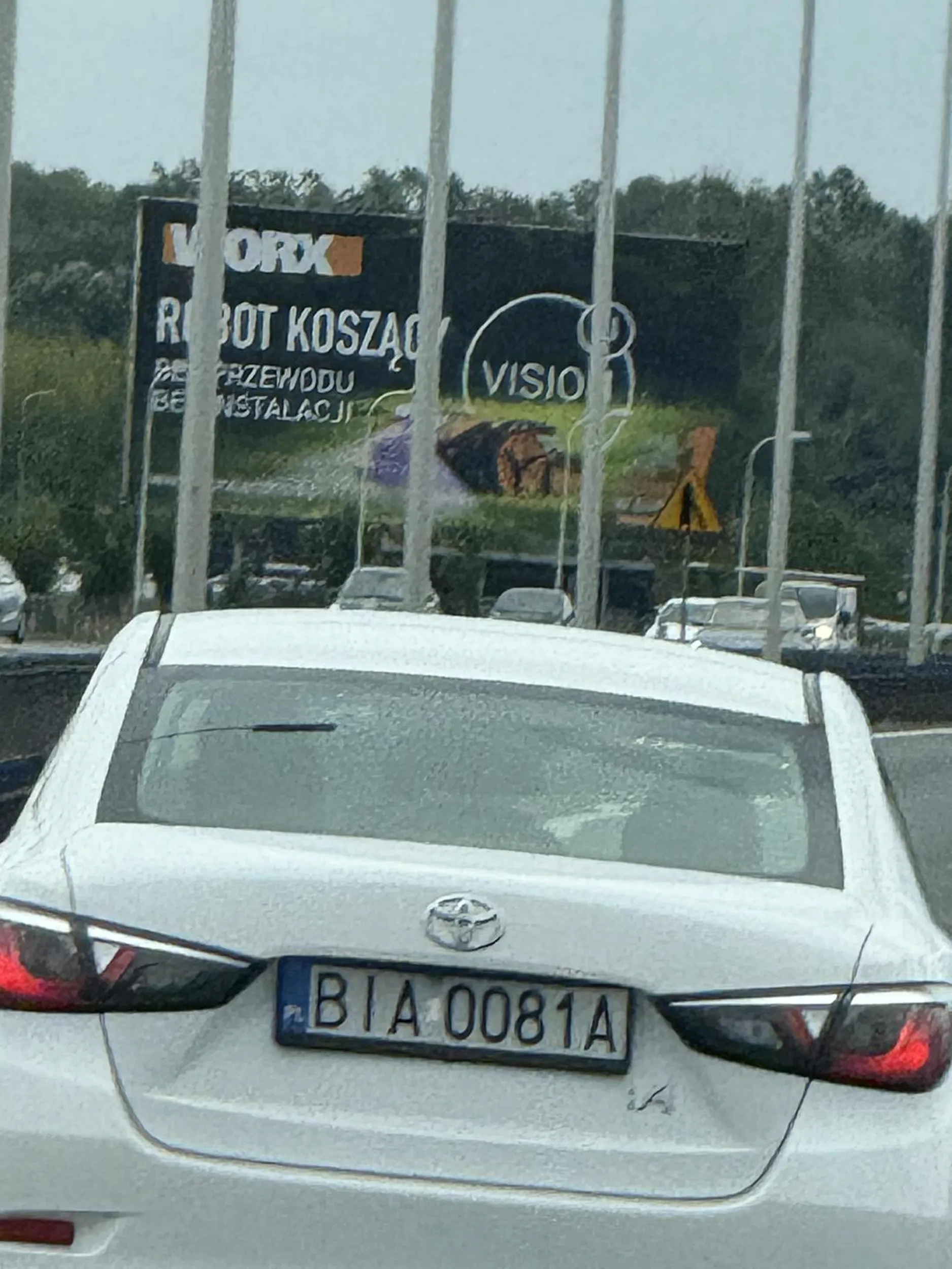 Ten kierowca to kompletny IDIO*A!!! Wjechał mi na obwodnicy Warszawy wprost pod maskę, prawie wpadłam przez niego na barierki, a kierowca z tyłu ledwo wyhamował, żeby we mnie nie uderzyć. Naucz się jeździć, a Wy kierowcy uważajcie na niego, bo jest jednym WIELKIM zagrożeniem na drodze!!!