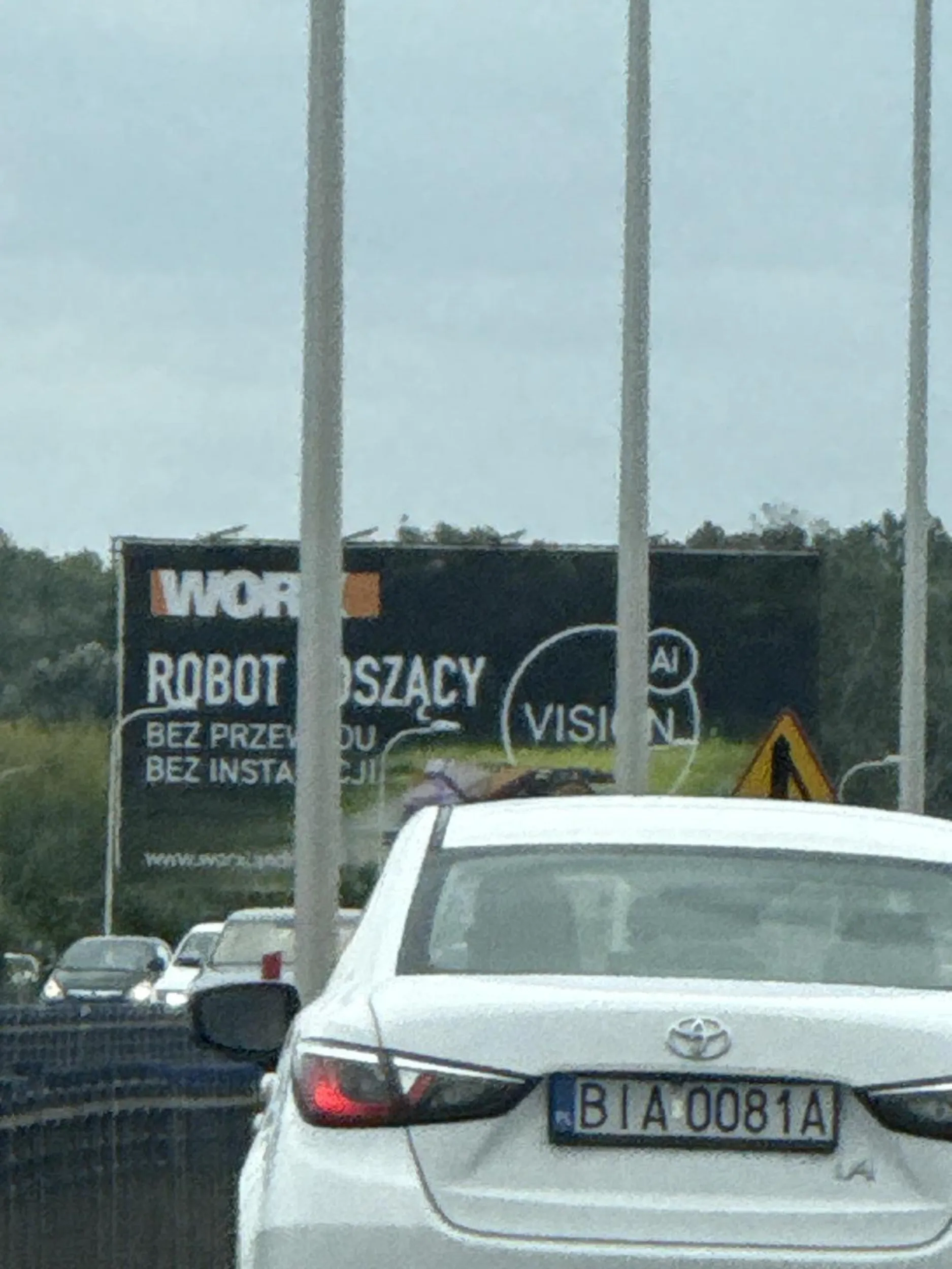 Ten kierowca to kompletny IDIO*A!!! Wjechał mi na obwodnicy Warszawy wprost pod maskę, prawie wpadłam przez niego na barierki, a kierowca z tyłu ledwo wyhamował, żeby we mnie nie uderzyć. Naucz się jeździć, a Wy kierowcy uważajcie na niego, bo jest jednym WIELKIM zagrożeniem na drodze!!!