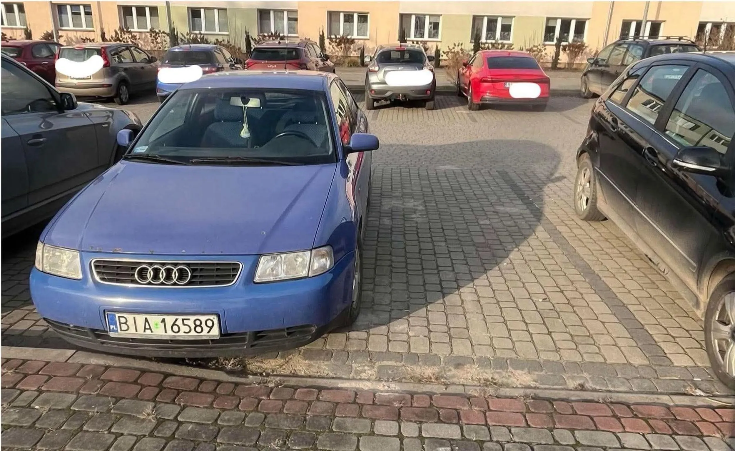Kierowca myśli że jak jeździ AUDI to może robić sobie co chce i parkuje tak aby było widać jego piękne sportowe auto wyróżniające się z tłumu