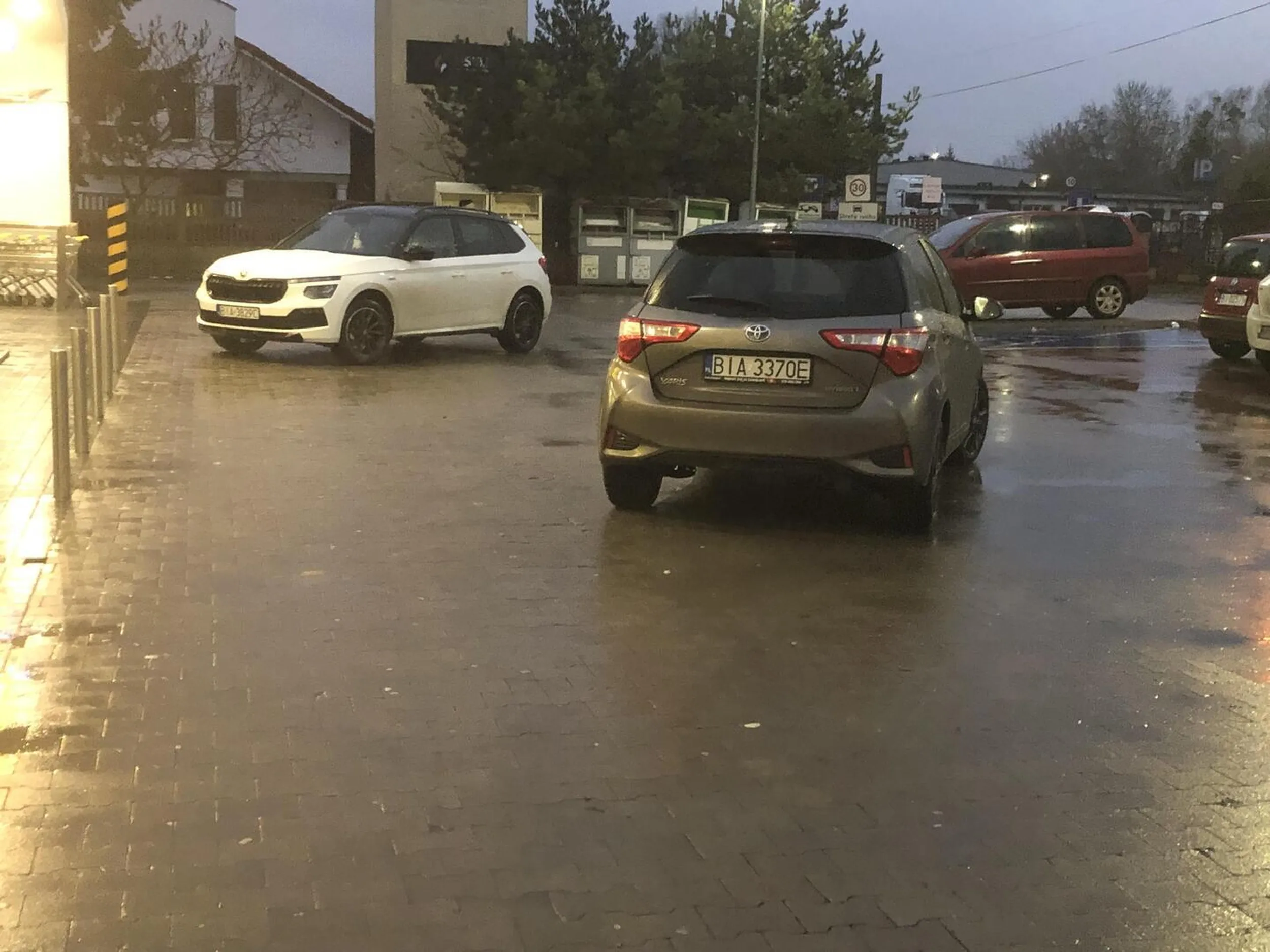 Parkowanie jak totalna pi..a na srodku parkingu