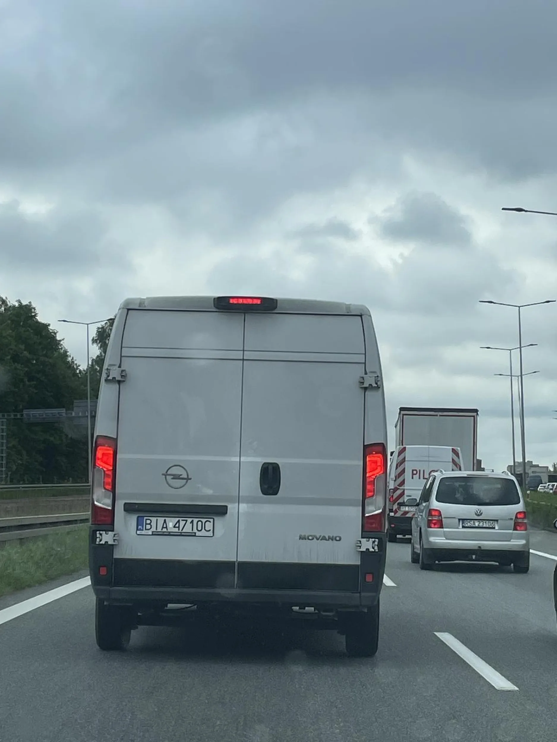 Kierowca specjalnie przyspiesza, gdy próbuje się zmienić pas, uniemożliwiając manewr.