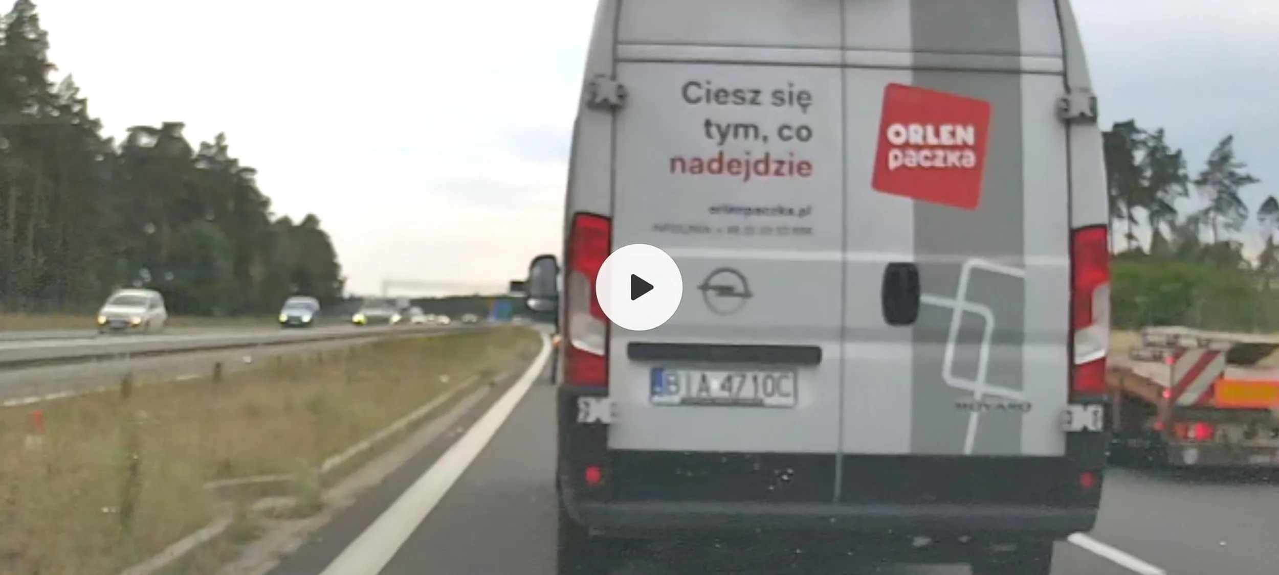 Zajeżdża drogę, zmienia pas ruchu zmuszając innych użytkowników do hamowania, siedzi na zderzaku, używa sygnałów dźwiękowych w terenie zabudowanym. Obecnie pojazd oklejony jest jako Orlen Paczka. Zgłoszenie poszło, a ty kierowco porządnie jeb*ij się w głowę.