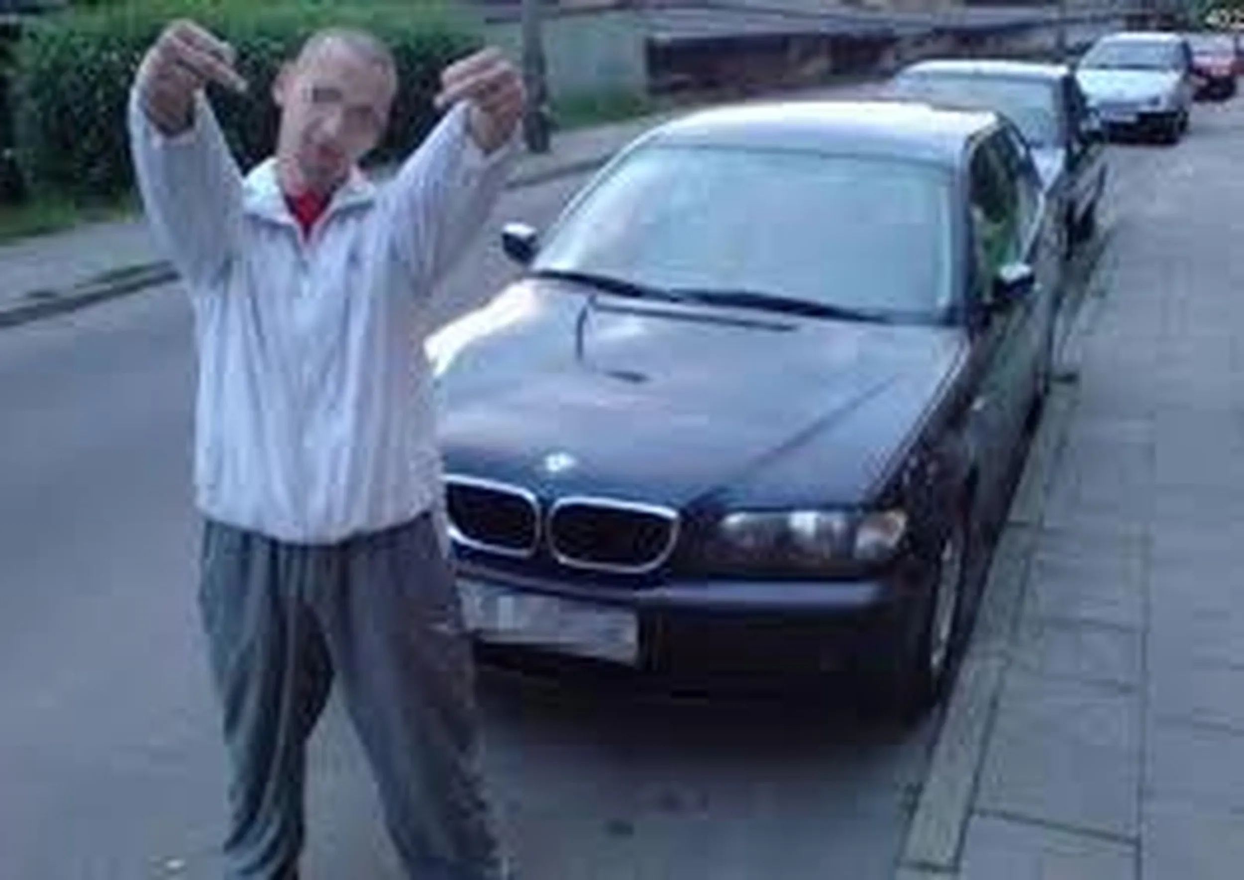 tragiczny KIEROWCA, nie urzywa siwatel wpzedzil mnie i zchamowaj tak mocno ze az opony w mojm BMW e46 (600km) nadawalo sie jedynie na zlom chodzi o opony bo to maszyna nieslychana a opony byly lyse jak moja postac w gta rp hjehe