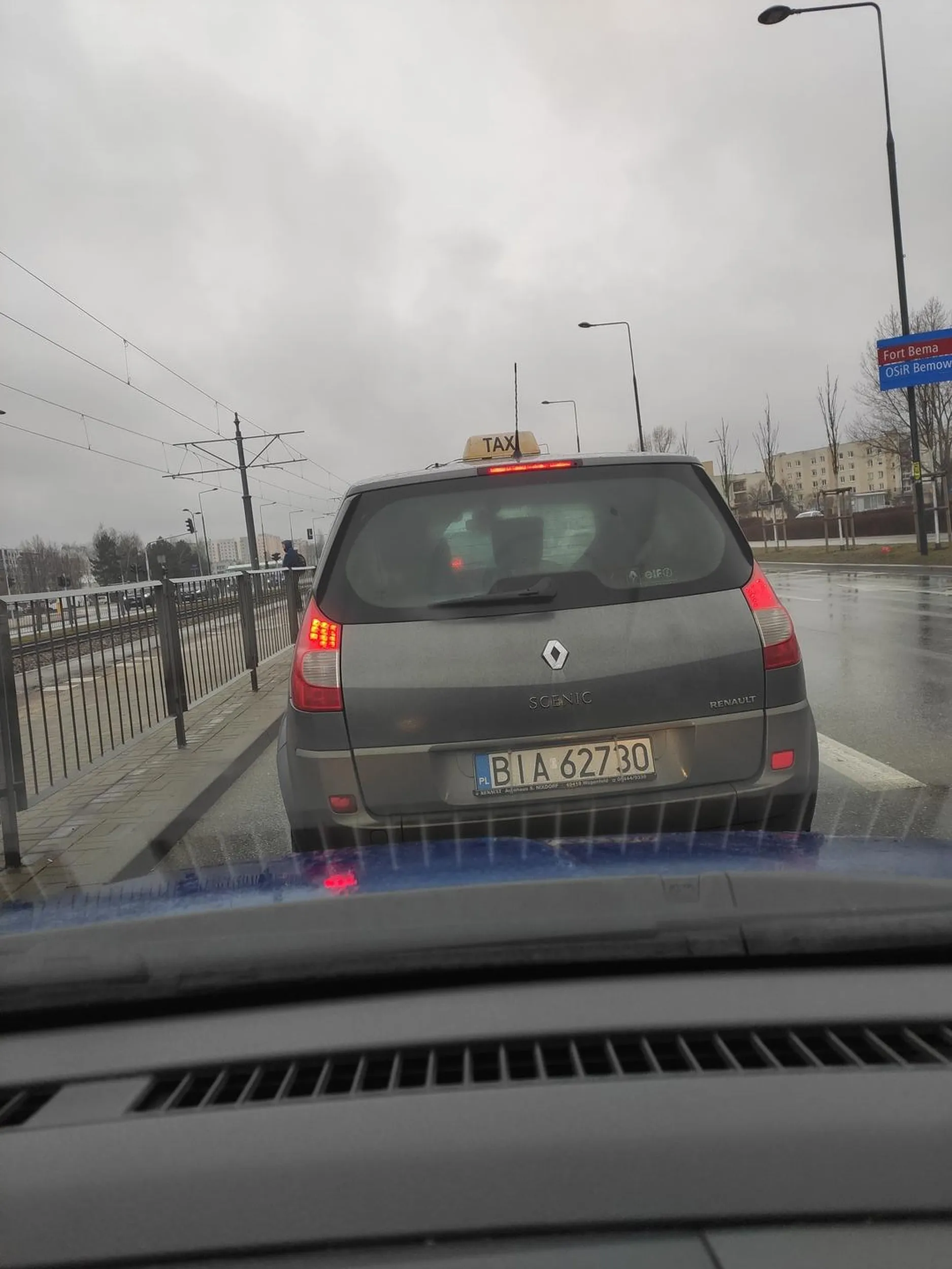 Łysy nazwijmy go "pan taksówkarz" wymusił pierwszeństwo, na zatrabienie zareagował pomachaniem. Po skręcie próbował zepchnąć mnie z pasa zmieniając swój bez kierunkowskazu. Gdy się z nim zrownalem śmiał się i pokazywał środkowy palec. Nie pozdrawiam, nie polecam usług tego pana.