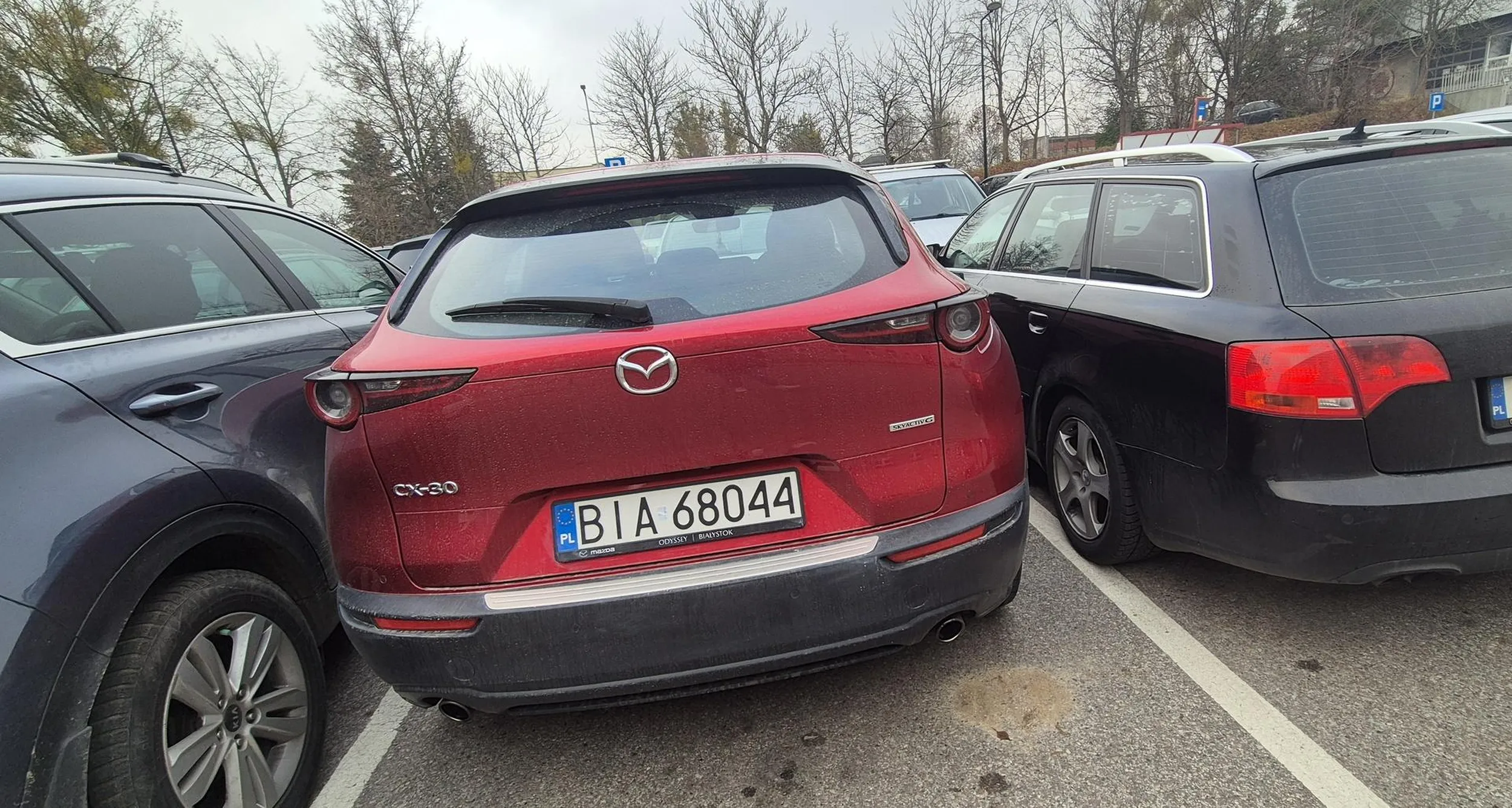 Nie polecam kierowcy. Zastawia tak, ze nie da się wsiąść do auta. Nie mysli o innych uczestnikach ruchu.