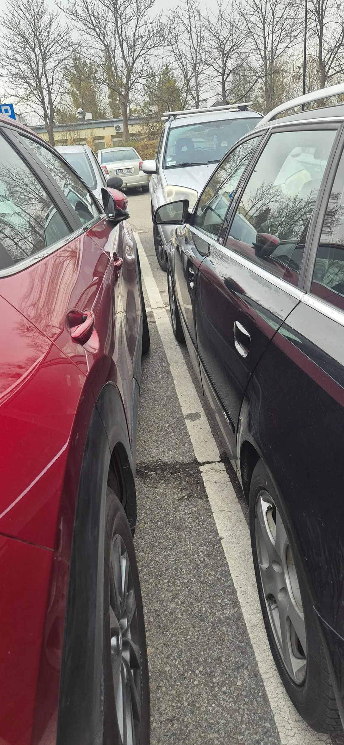 Nie polecam kierowcy. Zastawia tak, ze nie da się wsiąść do auta. Nie mysli o innych uczestnikach ruchu.