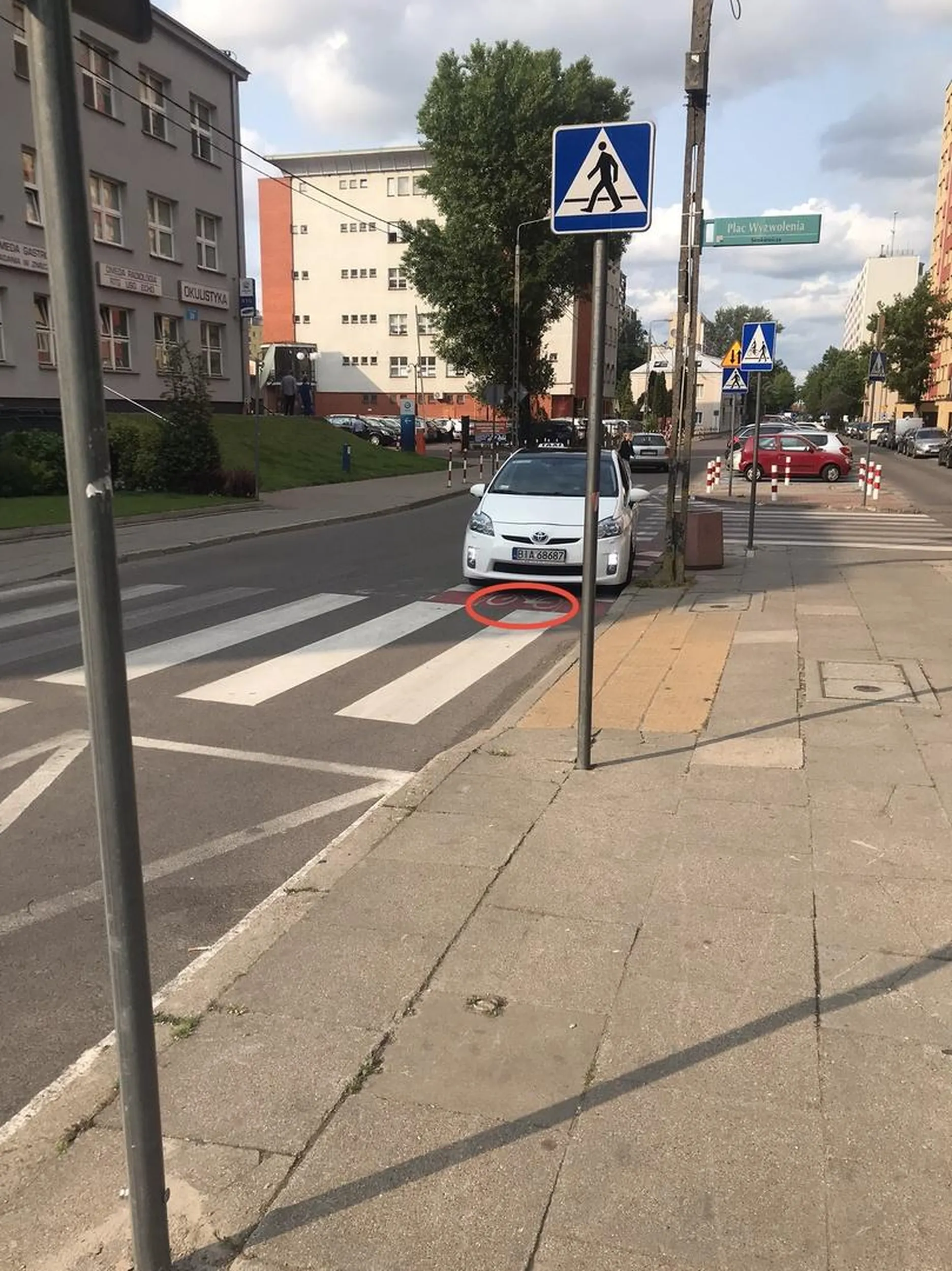 Powinien stracić licencje taxi za takie coś że parkujesz na ścieżce a z przodu masz miejsca dla taxi które były wolne nie masz wyobraźni i tak ludzie zostają potronceni