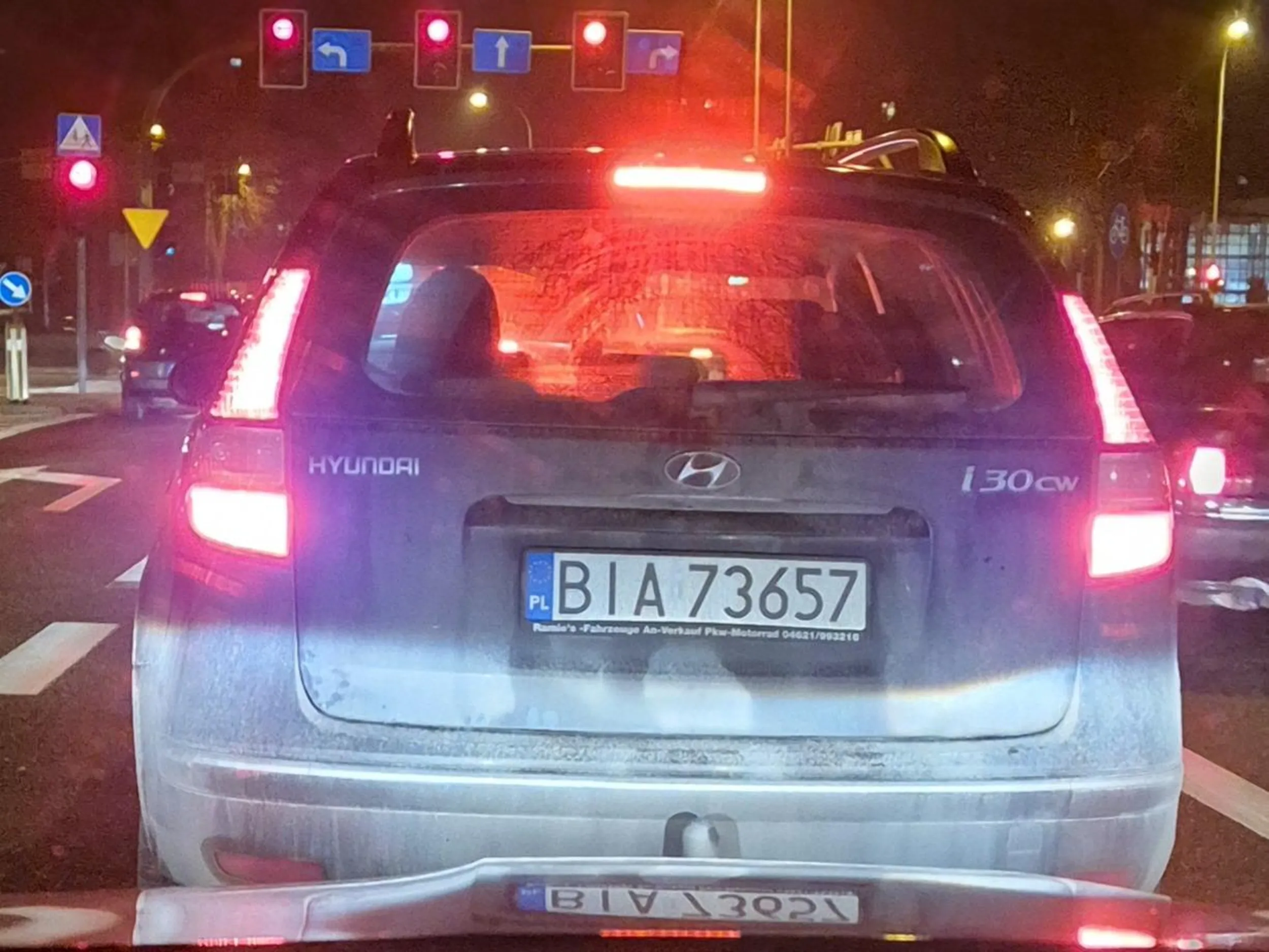 Ewidentnie osoba niezrównoważona psychicznie. Agresywna zmiana pasa, niebezpieczne manewry, pierdolec w oczach. Lepiej na chłystka uważać.