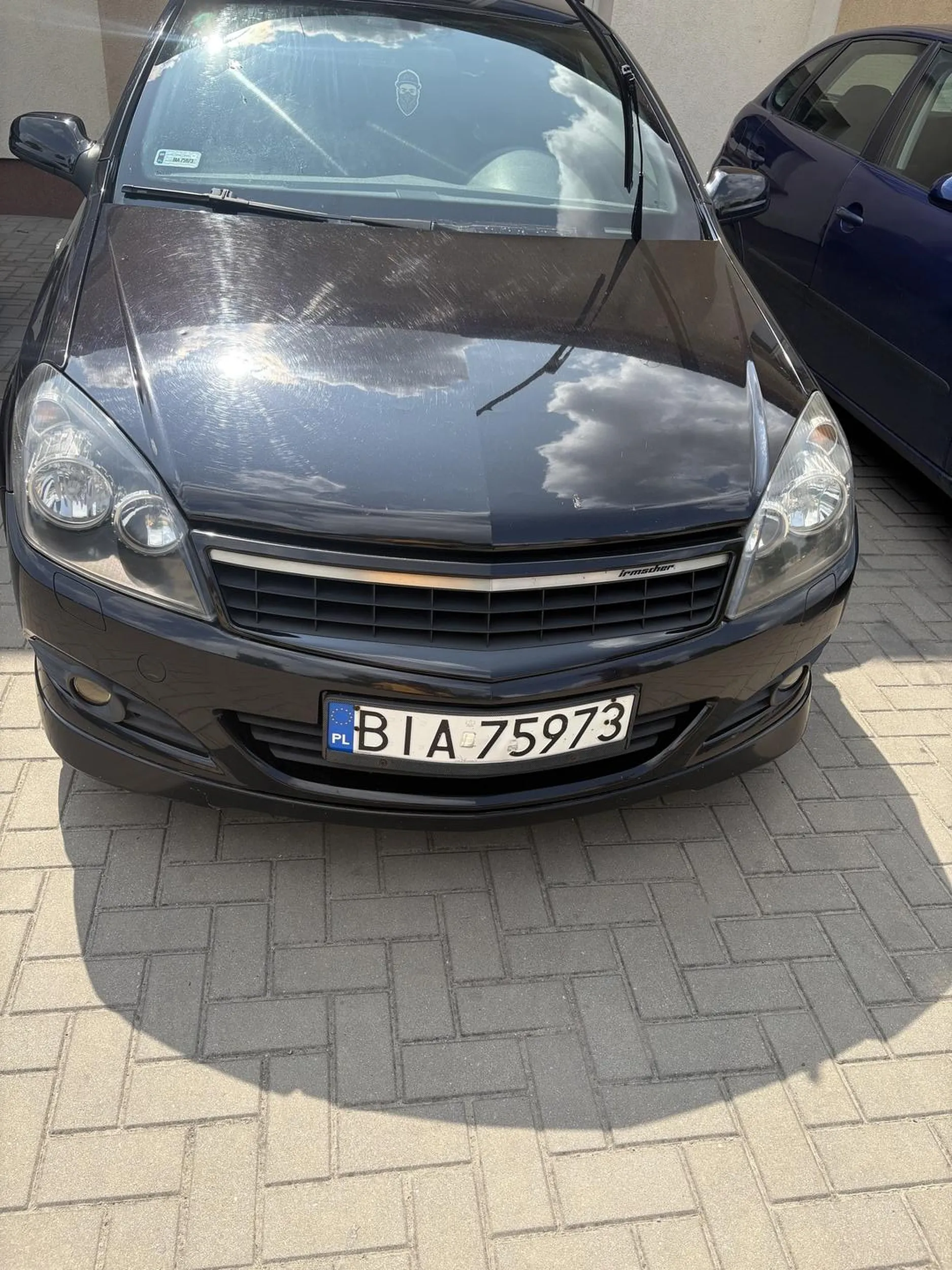 Jakiś szaleniec jeździ po łapach parkuje jak gbur , prawdopodobnie jest pod wpływem jakiś środków