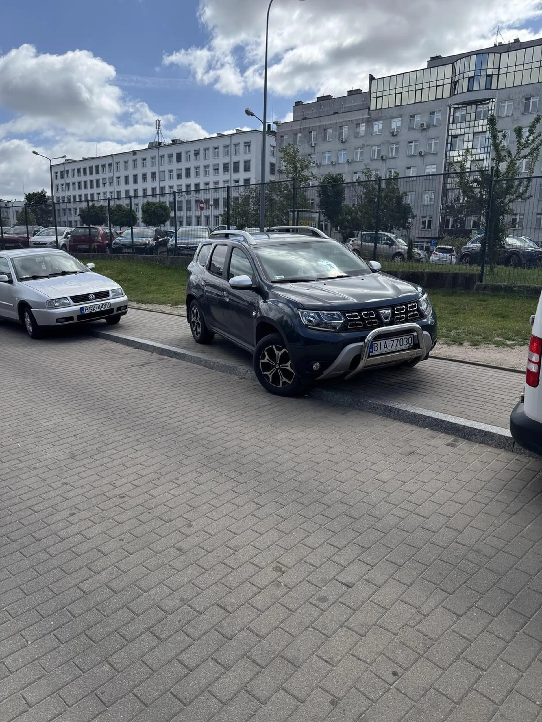 Parking pod USK Białystok. Polecam przejść się na kurs parkowania.
