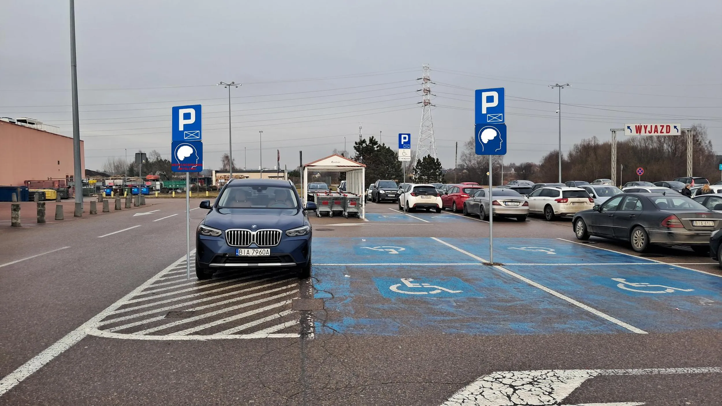 Po zwróceniu uwagi usłyszałem ,,co mi zrobisz" a dalsze próby wytłumaczenia, że to nie ładnie parkować w takim miejscu i ograniczać widoczność Pan stwierdził, że ,,ma niepełnosprawną żonę". Ciekawe czemu żona doszła bez problemu do samochodu, a Pan nie zaparkował na strefie wyznaczonej dla osób niepełnosprawnych. Najwidoczniej to nie żona, a sam kierowca jest niepełnosprawny umysłowo.