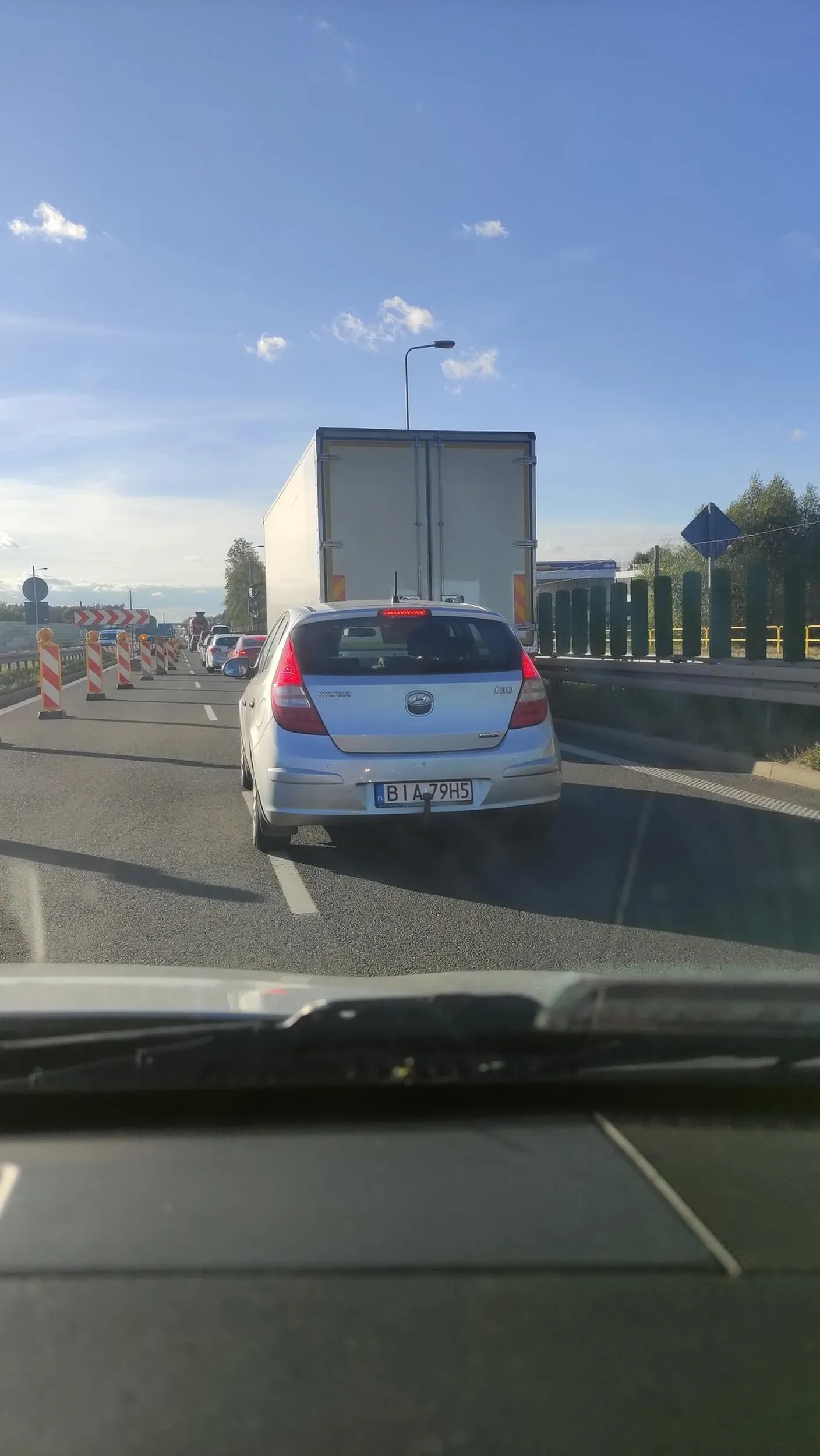 Szeryfka blokująca 2 pasy ruchu utrudniająca jazdę oraz uniemożliwia jazdę na suwak. Wyjechała nam praktycznie przed zderzak prawie powodując kolizję.