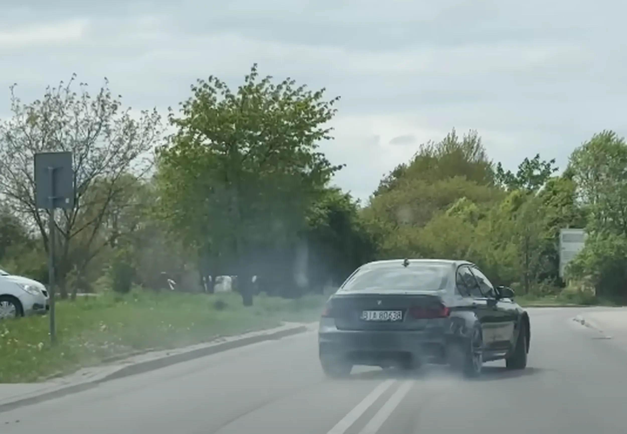 Jedzie szybko prawie potrącił psy gdy zwróciłem mu uwagę powiedział za zero i drift zawrócił