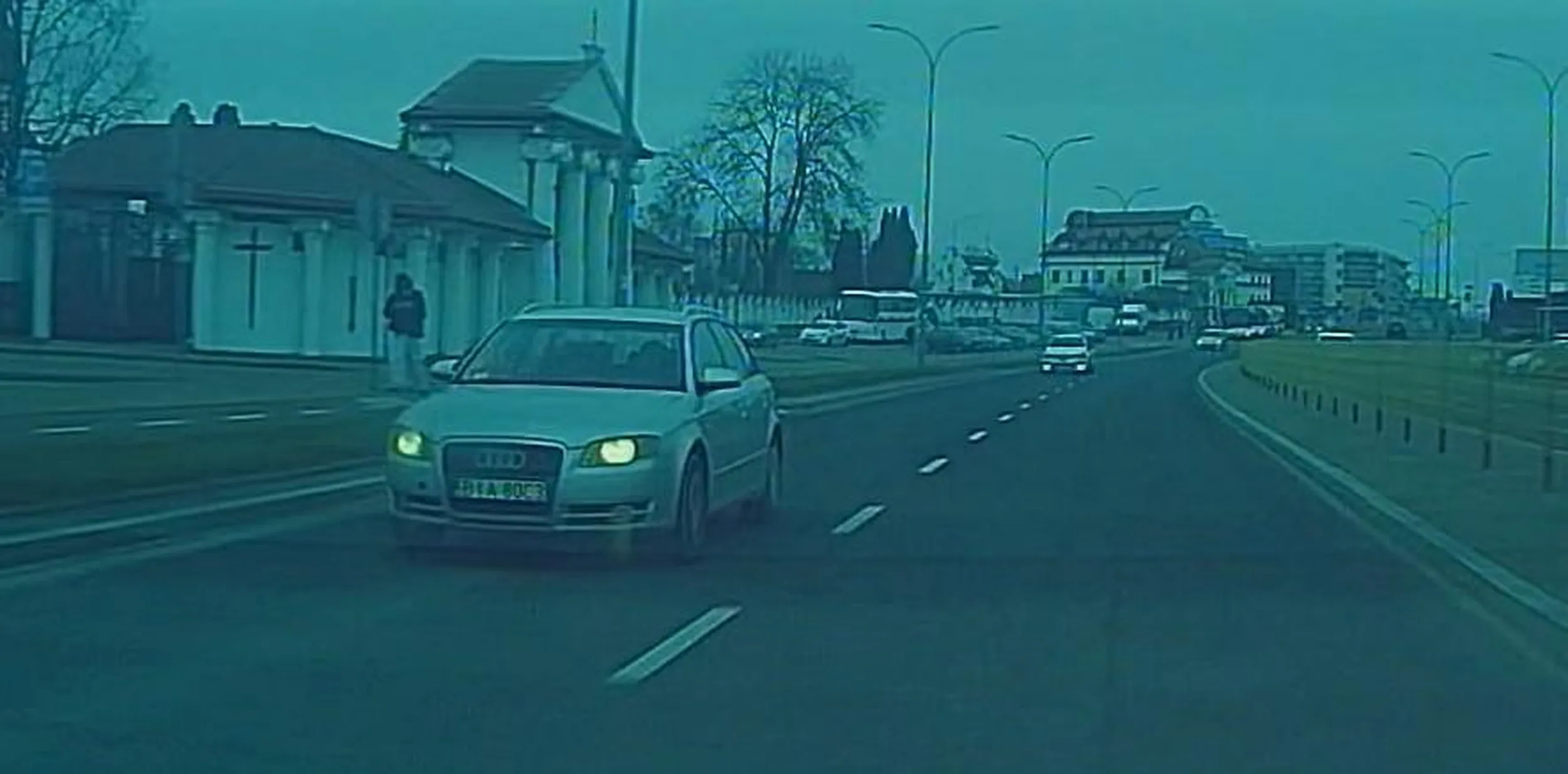 Bohaterze jak chcesz się ścigać to na tor ;) ale najpierw to naucz się zmieniać biegi i ogarnij auto, bo strasznie kopci...