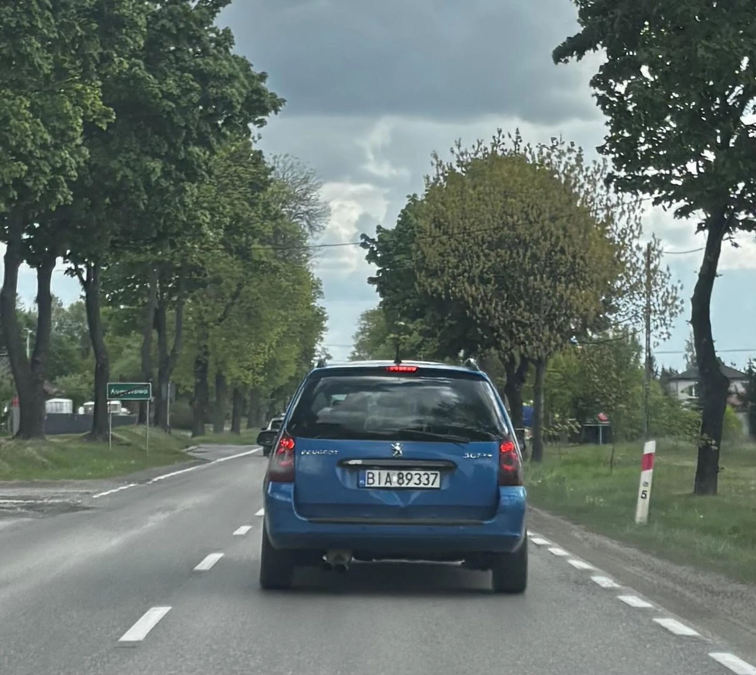 Jedzie całą drogę po 100/120  ze światłami i tym samym myli innych kierowców napraw światła