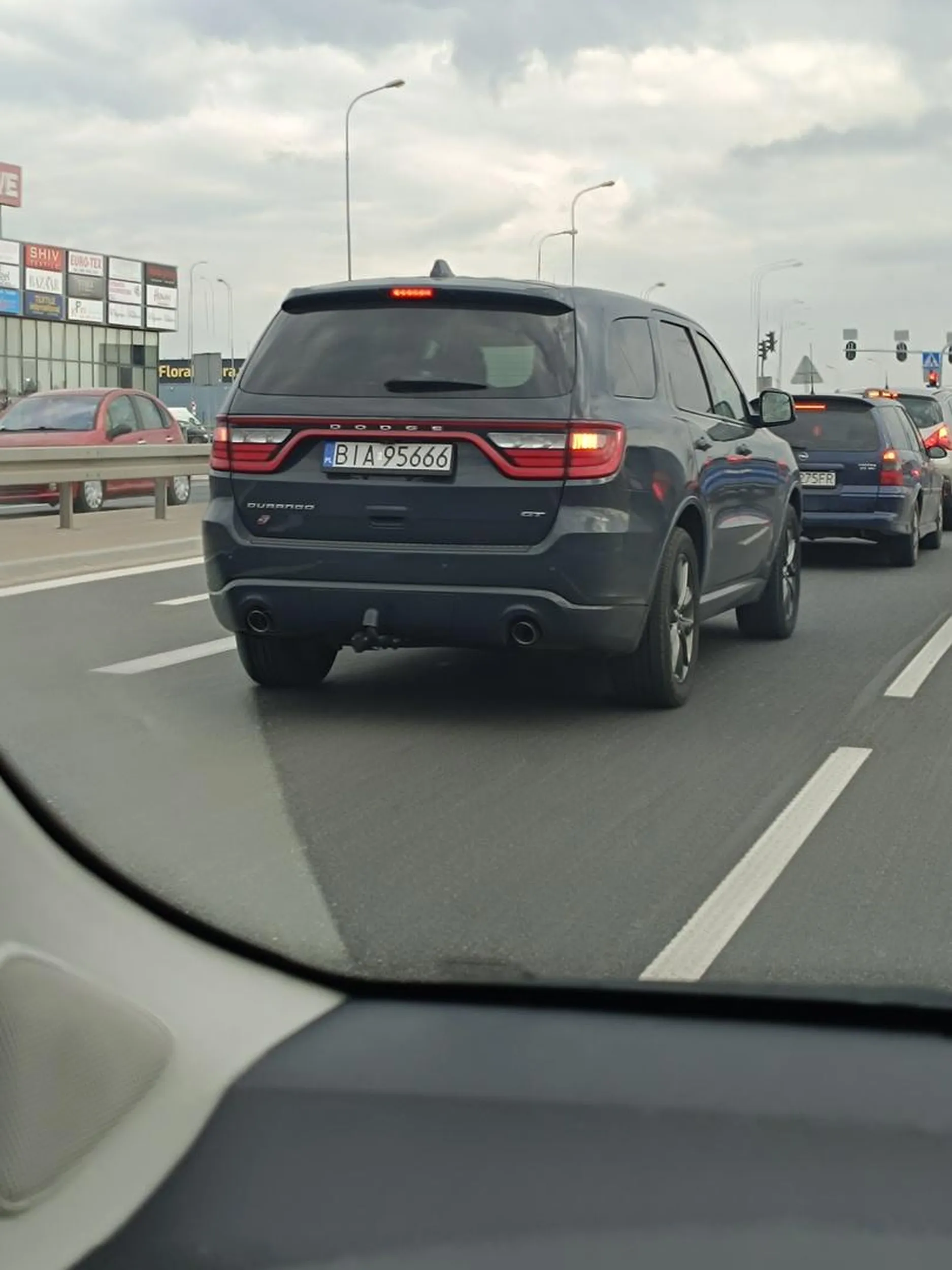 Kierowca nadpobudliwy i niezrównoważony. Jadę lewym za całym sznurkiem aut, a pan niecierpliwy nawala długimi, po chwili trąbi. Napij się melisy i ochłoń zanim doprowadzisz do wypadku. Nie jesteś na drodze sam.