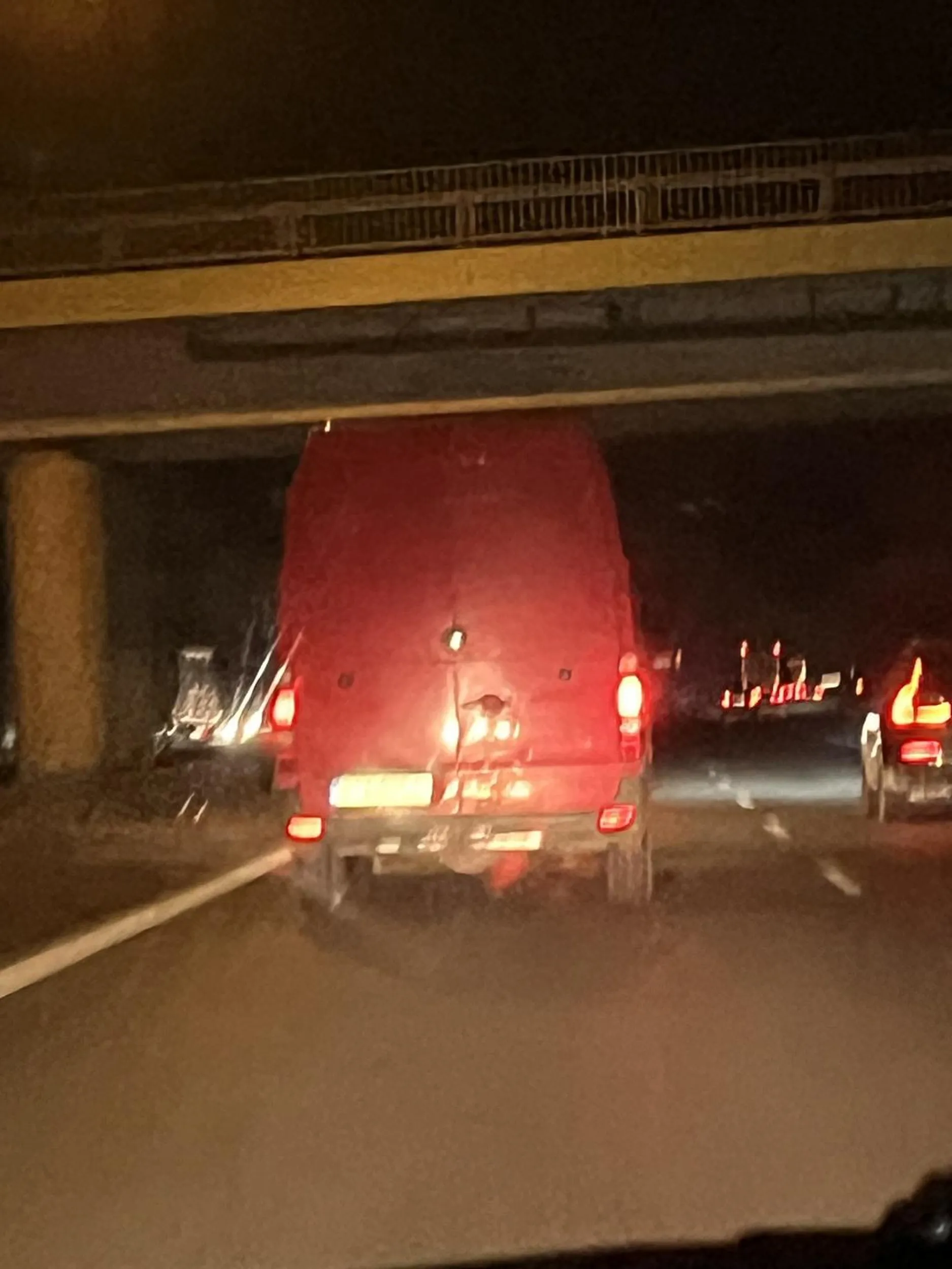 Zjeb próbuje wyprzedzić w tym samym momencie co inni uczestnicy ruchu drogowego na autostradzie poczym świeci  długimi światłami