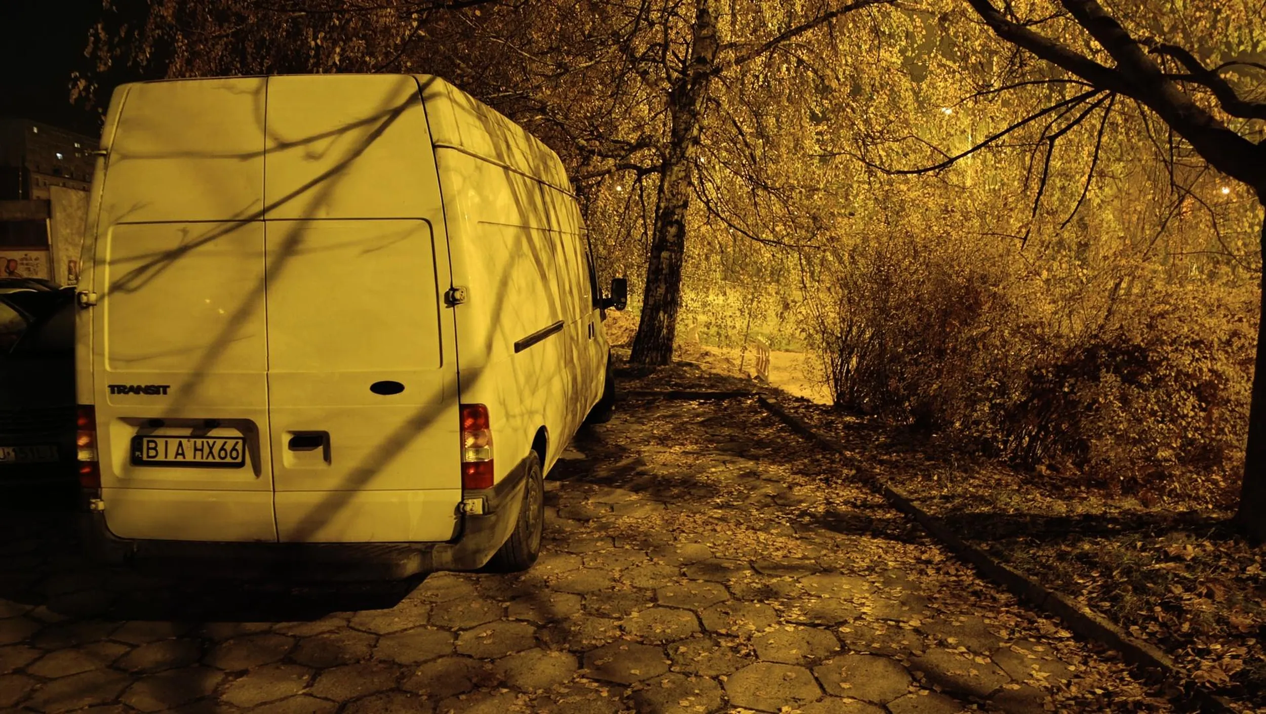 Jak zaparkować dużym busem pod blokiem? Koniecznie tak, żeby zająć dwa miejsca i do tego zablokować możliwość wykręcenia na połowę miejsc