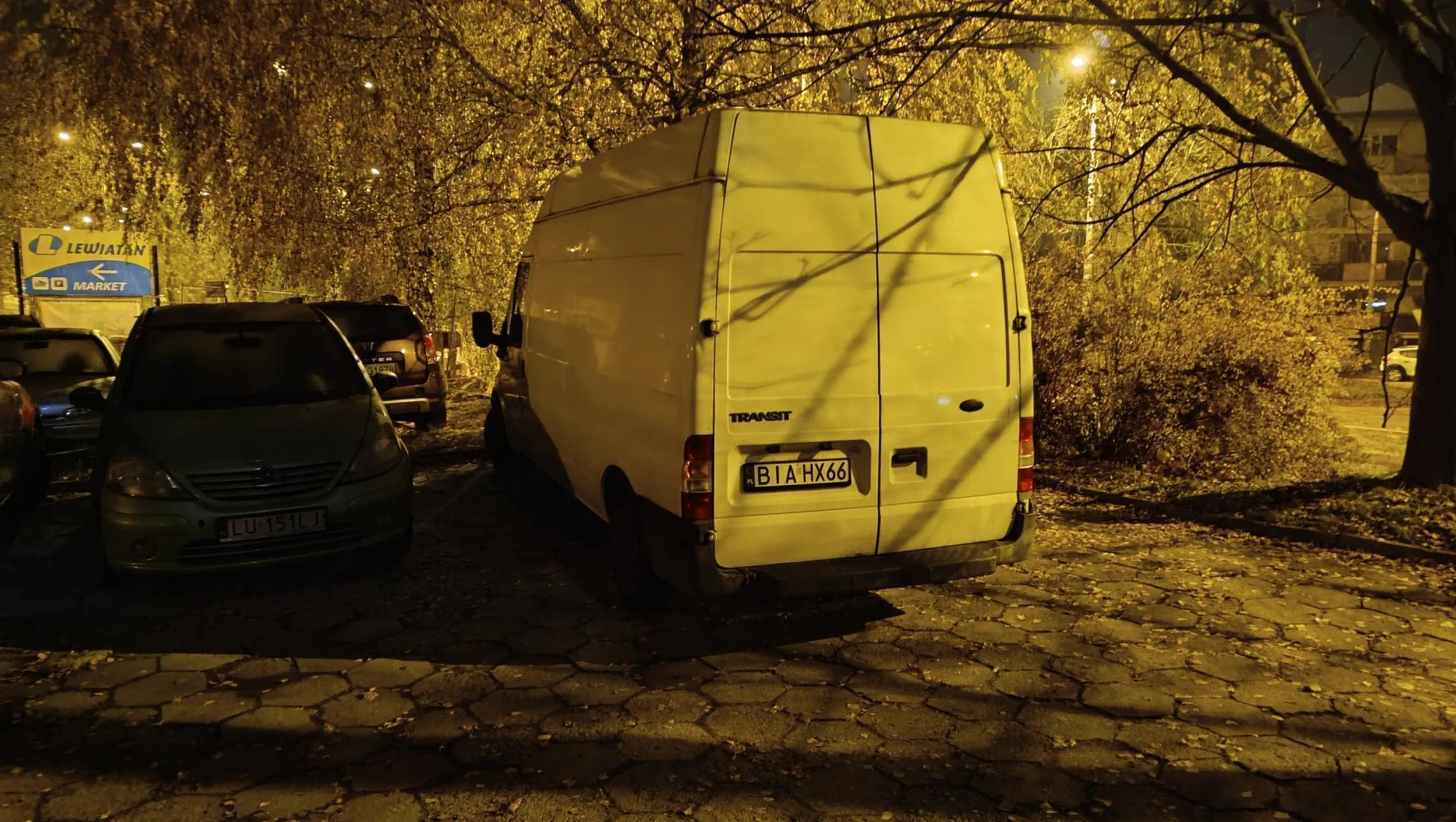 Jak zaparkować dużym busem pod blokiem? Koniecznie tak, żeby zająć dwa miejsca i do tego zablokować możliwość wykręcenia na połowę miejsc