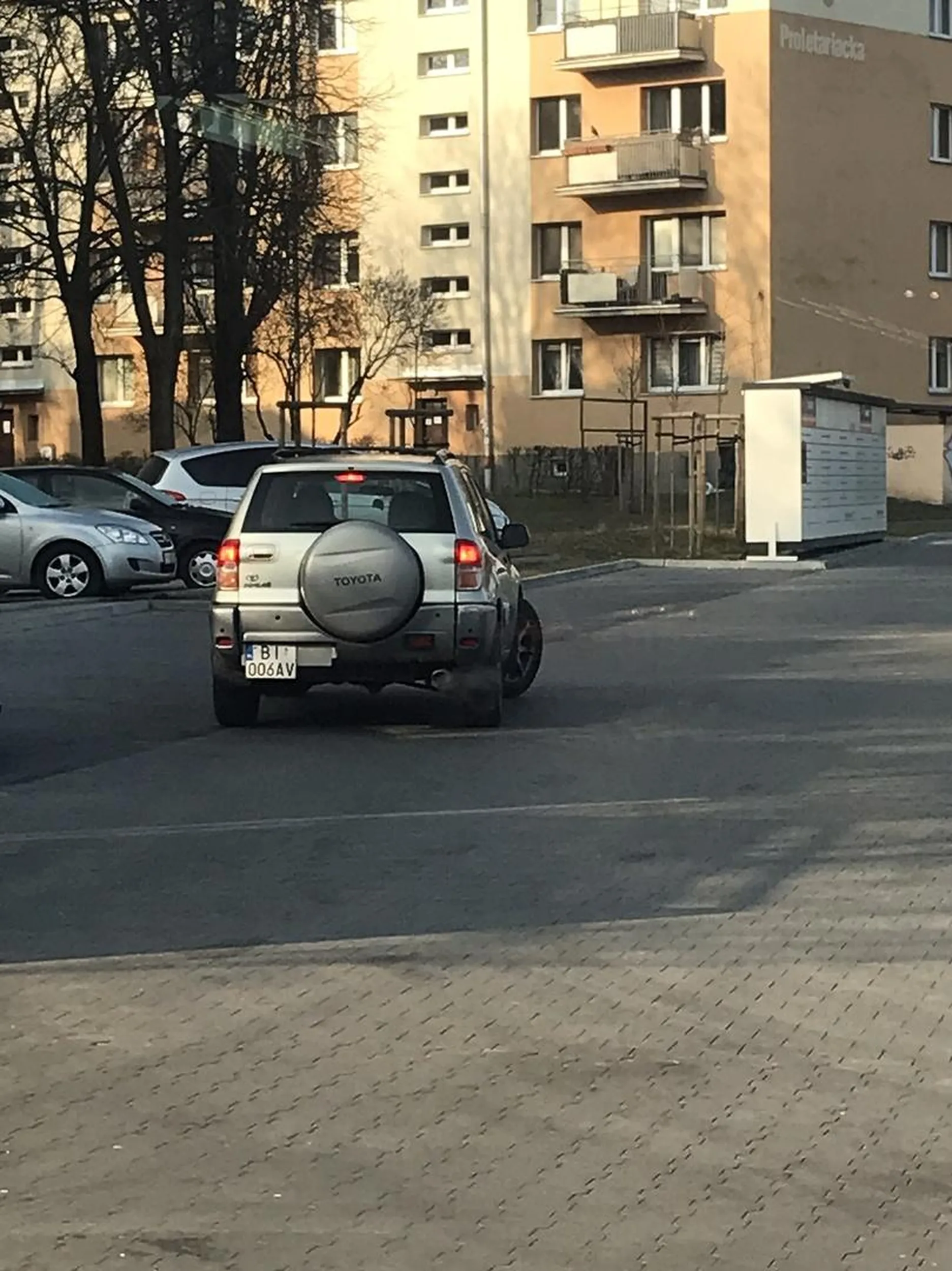 Przyjechała pod sklep żeby zapalić papierosa i wszyscy widzieli jak śmieci pod sklepem a póżniej jak nigdy nic wejdźcie do sklepu