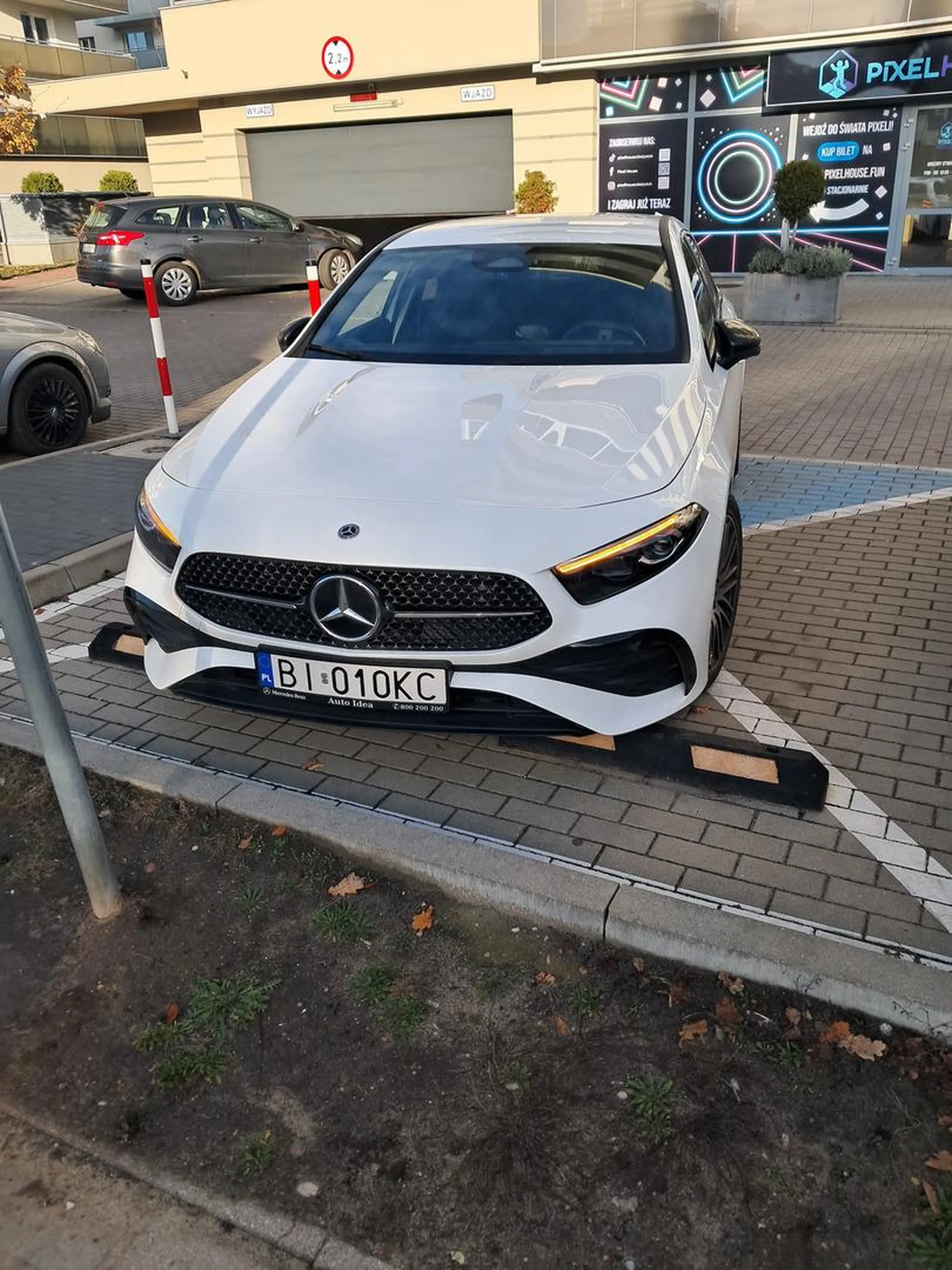 Stawia się bez karty na miejscu dla niepełnosprawnych i włącza awaryjne, żeby odprowadzić dziecko do żłobka, które jest 20m dalej. Wokół były zwykłe miejsca parkingowe wolne.