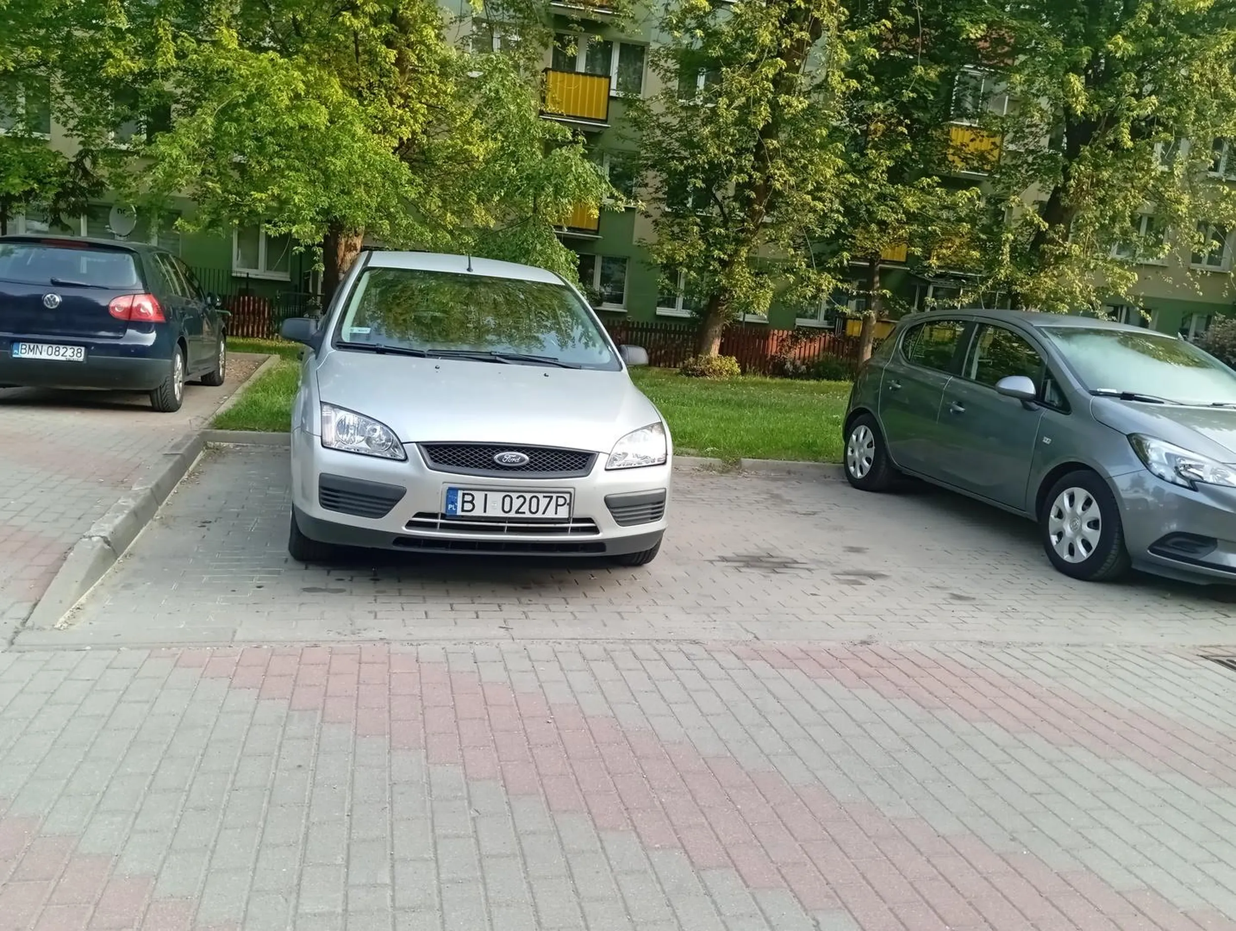 Naucz się parkować. Nie zajmuj dwóch miejsc. Zmieściłbym się ale już nie wejdziesz do auta.