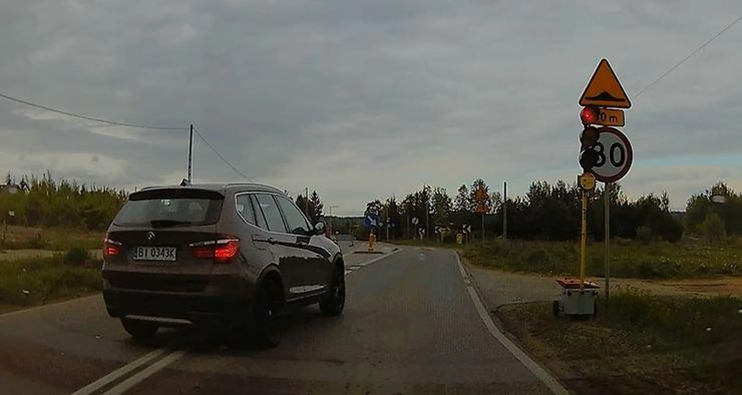 Pirat drogowy! Wyprzedza na przejściu dla pieszych i jeździ na czerwonym!