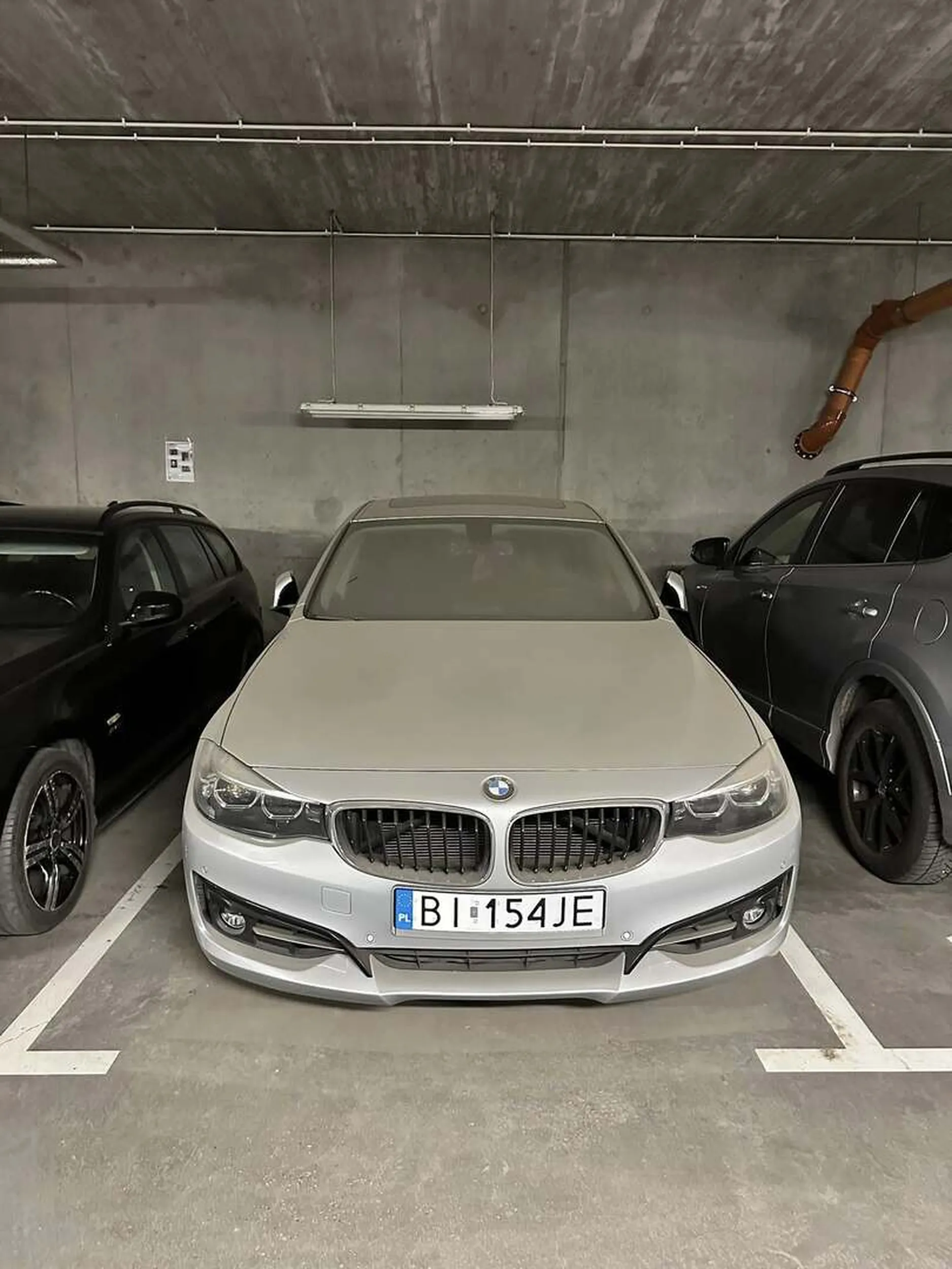 Od tygodniu okupuje garaż podziemny przy Kłobuckiej 8B w Warszawie.