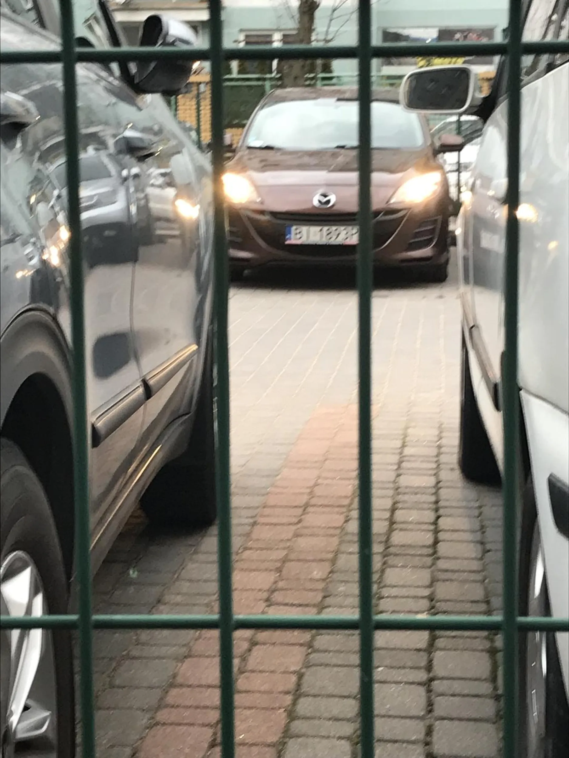 Oddaj auto dla syna chłopie bo nie umiesz prowadzić auto bo jak jest próg zwaljący to ty jedziesz po chodniku i chcesz ludzi po za bijać