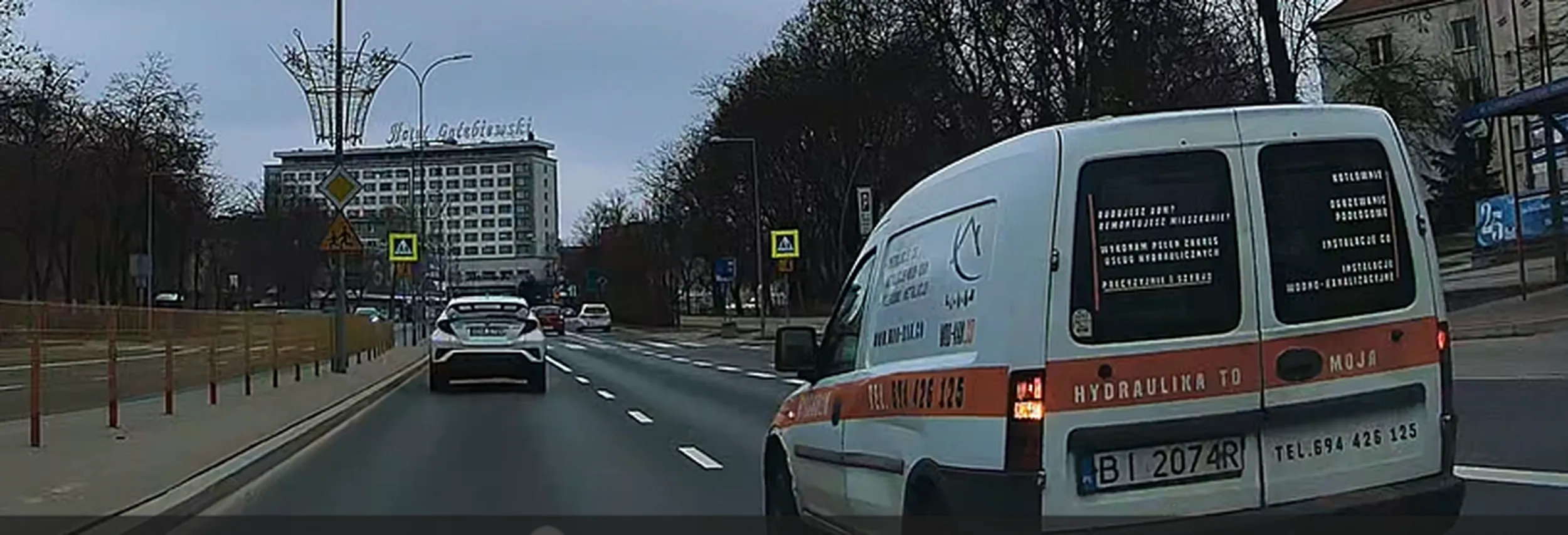 Wymusza pierwszeństwo przy zmianie pasa