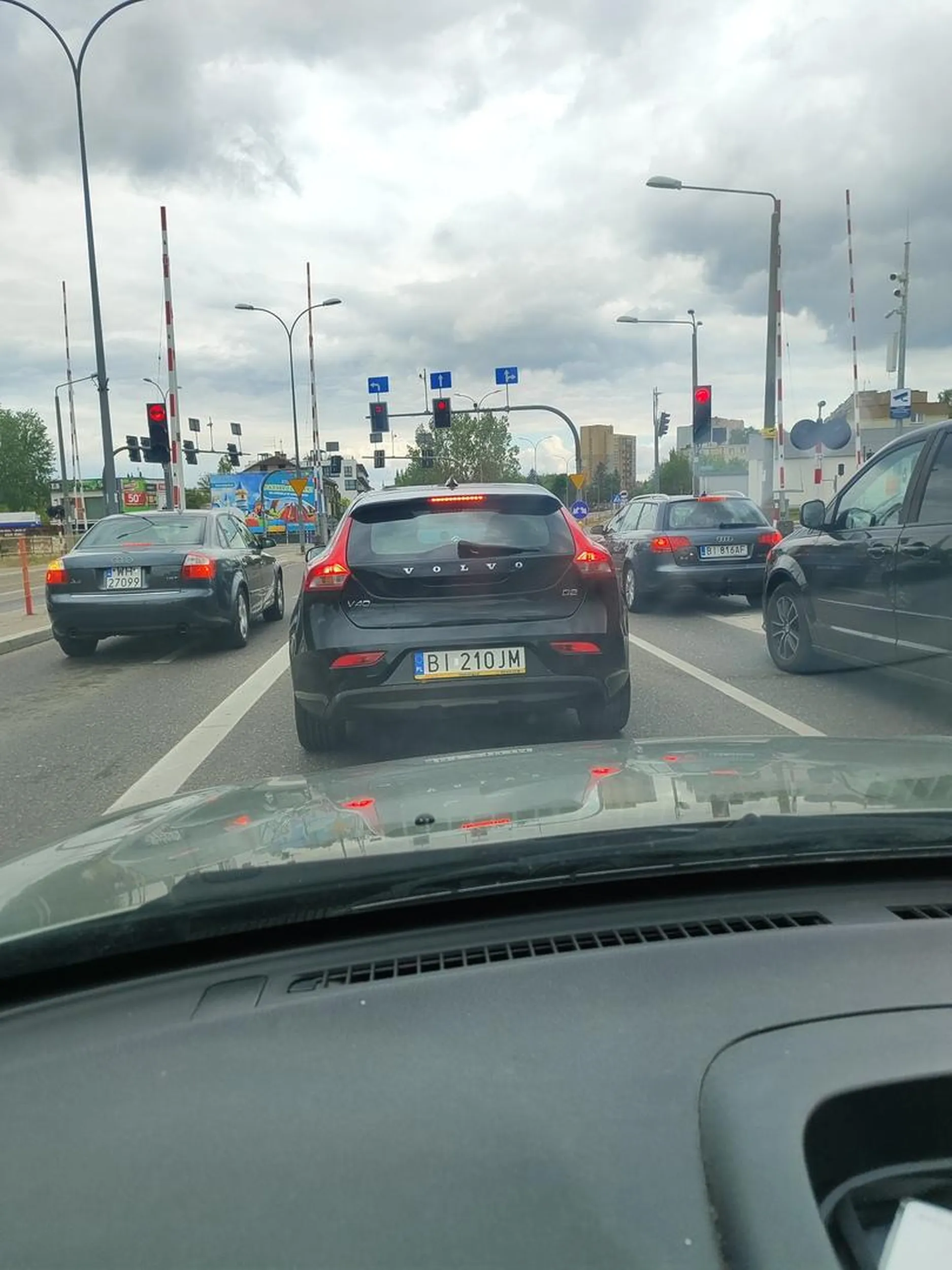 Ebany zmienia pas z prawego na lewy nie dając kierunku, i nie patrząc czy na tym pasie ktoś jest, gdybym nie odbił to by była stłuczka