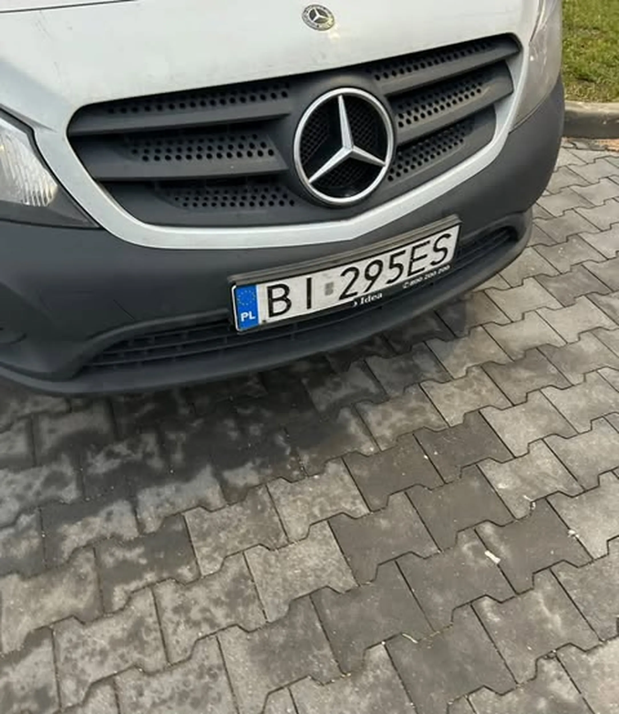 osoba jadaca tym samochem niestety potracila osobe cieżarną na pasach i nagrywajacy to czlowiek został zaatakowany przez skrzata 1,50 w kapeluszu ogólnie mocary powaleniec