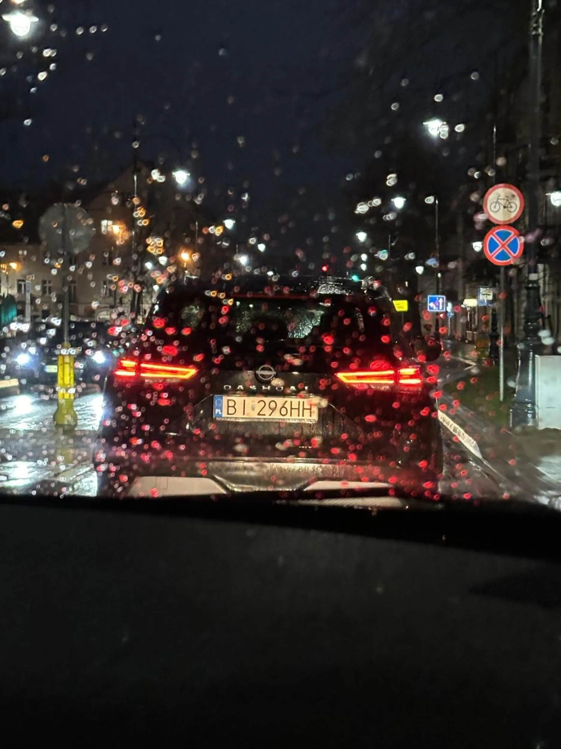 Ta baba chyba jest jakaś walnięta jedzie 10kmh w terenie zabudowanym włącza kierunkowskaz kiedy nie skręca . Jest zielone światło na skręcie a ona stoi chodzisz nikt z przeciwnej strony nie jedzie , rozmawia przez telefon w trakcie jazdy i nie reaguje na klaksony jednym słowem głupia menda