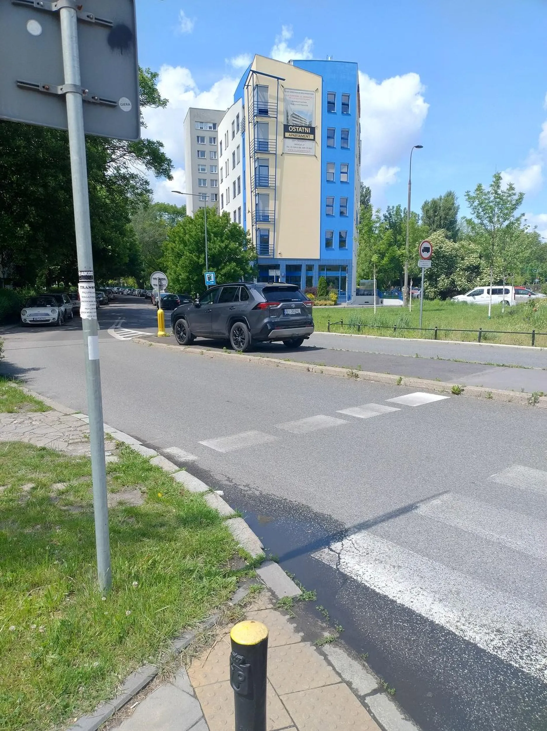 Święta krowa, powinien dostać karnego kutasa za parkowanie na wysepce przy przejściu dla pieszych