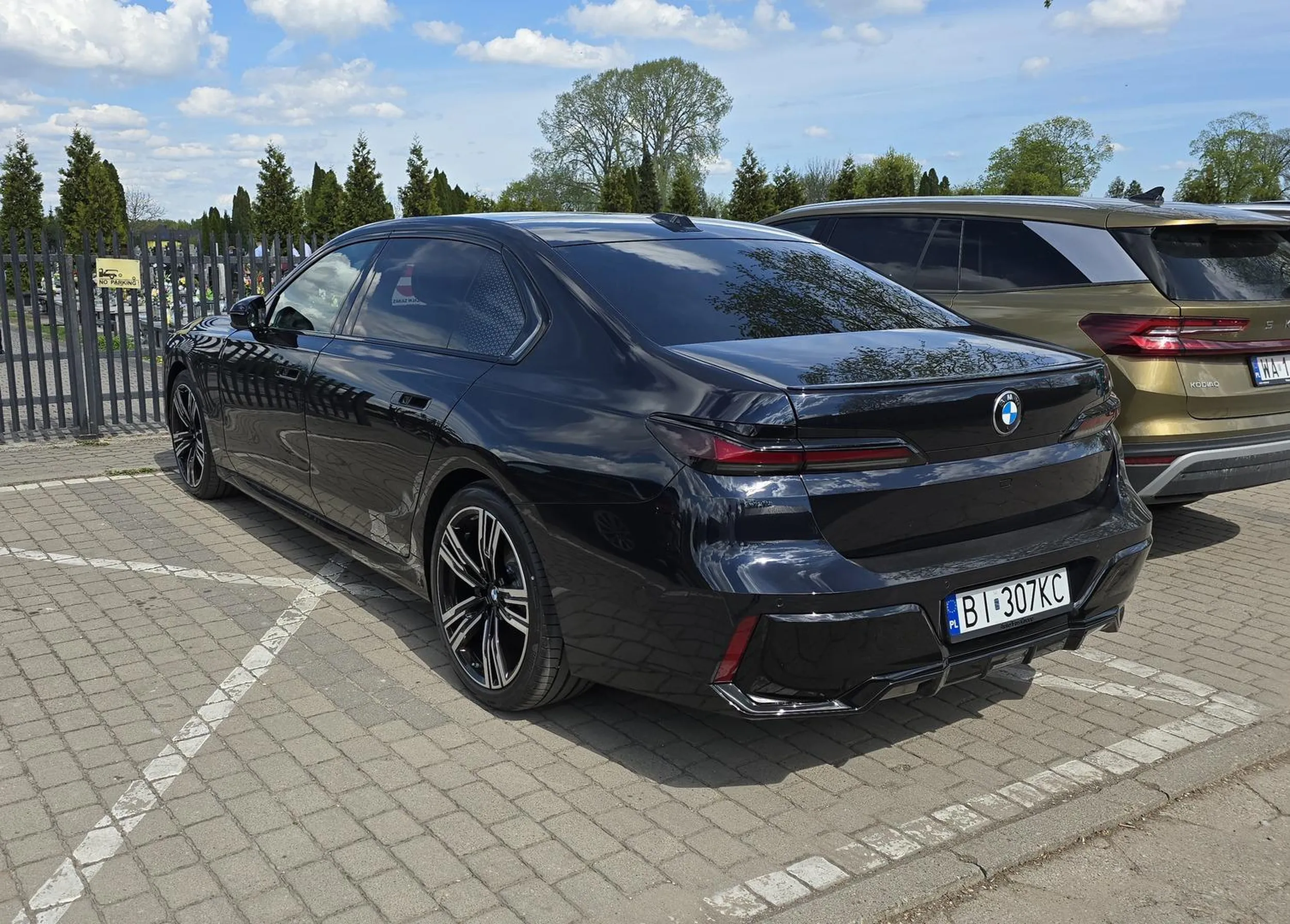 Zakaz postoju? Przecież mam BMW ?? Na miejscach dla niepełnosprawnych tez staje. Niepełnosprawność jest ale na to blankietu nie dają w urzędzie ?