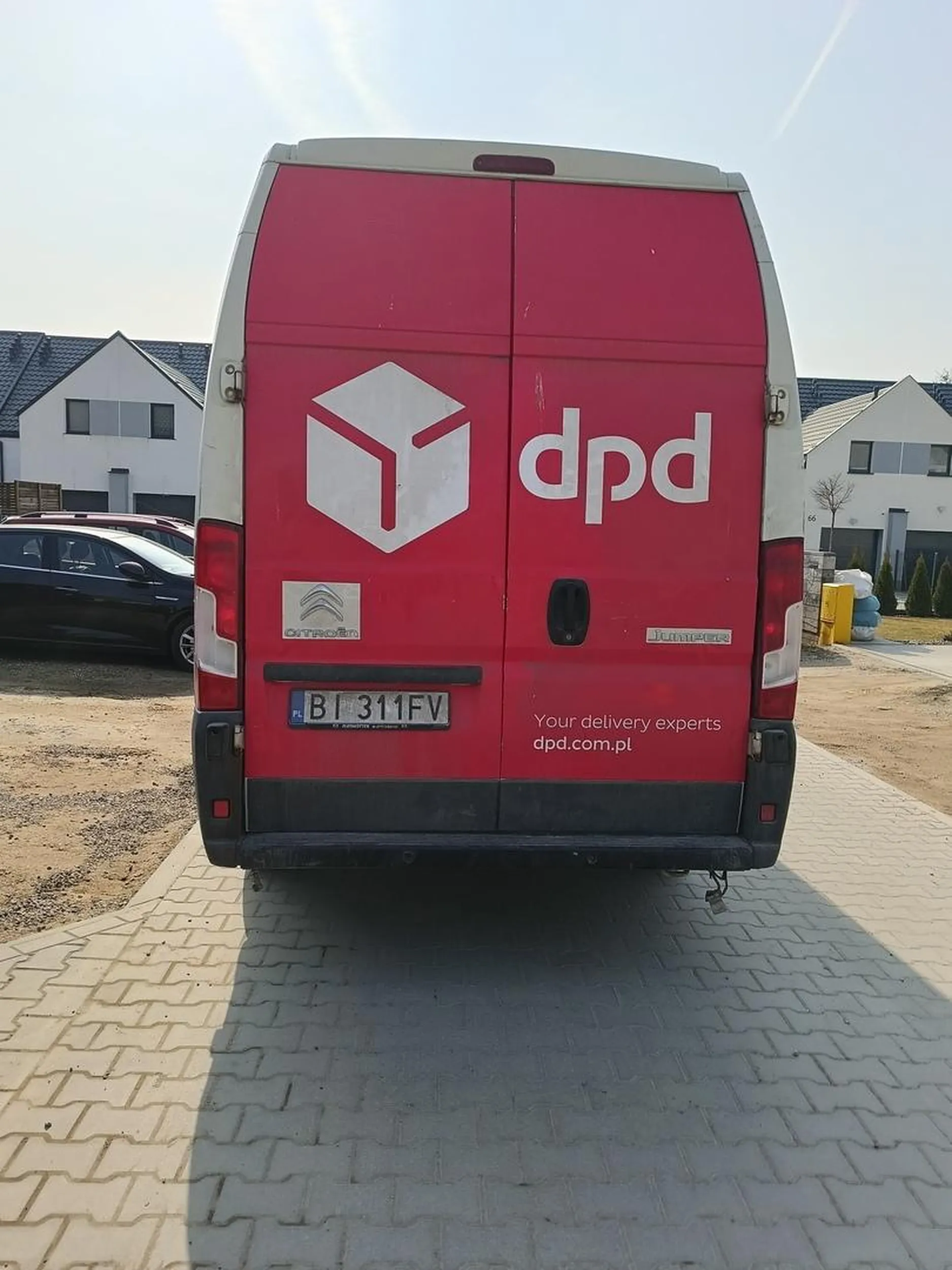 Absolutny brak wyobraźni. Troche pomysl durniu jak jezdzisz i dostosuj predkosc do stanu drogi, ktora sie poruszasz. Na tych dziurach malo co paka ci sie nie otworzyla.