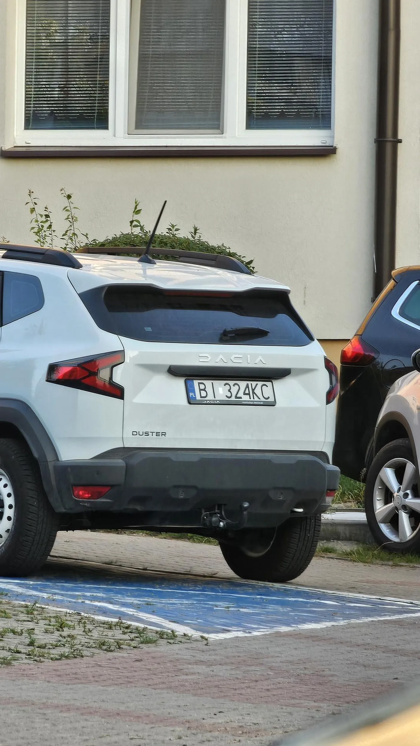 Niedorobiony burak jeździ po chodniku i parkuje na miejscu dla inwalidów.